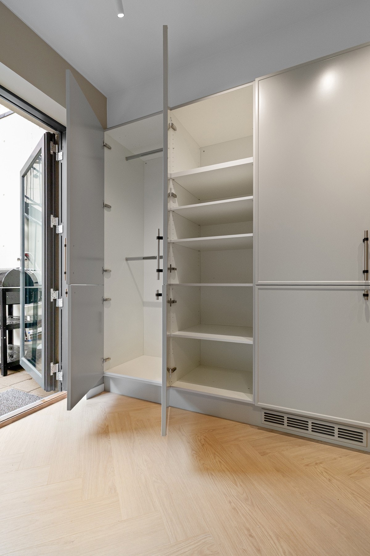 Smart innebygget garderobeskap ved kjøkkenet - ekstra lagringsplass! Galleribilde