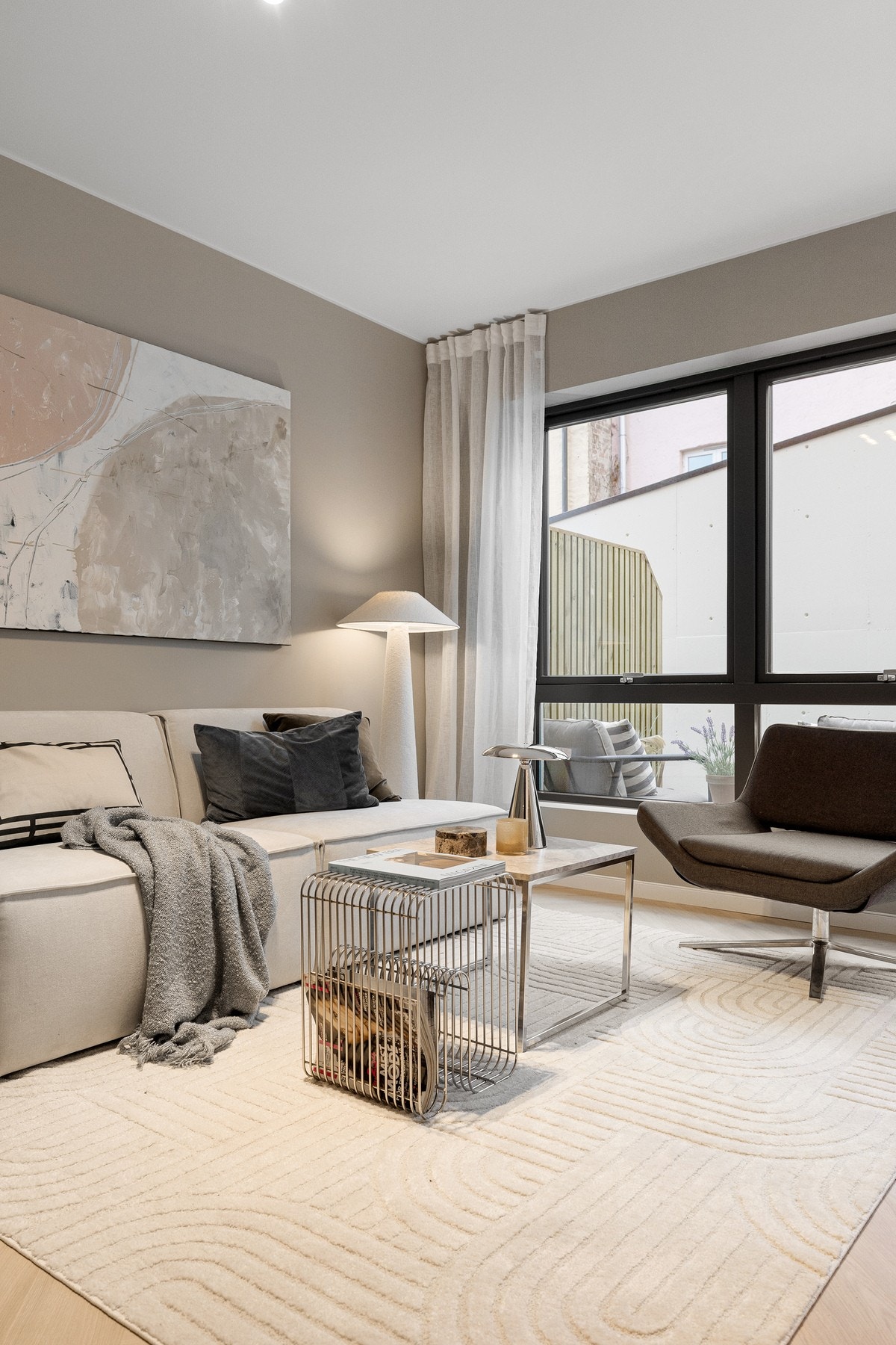 Lys og luftig stue med åpen planløsning og moderne varmefolie i gulvet. Galleribilde