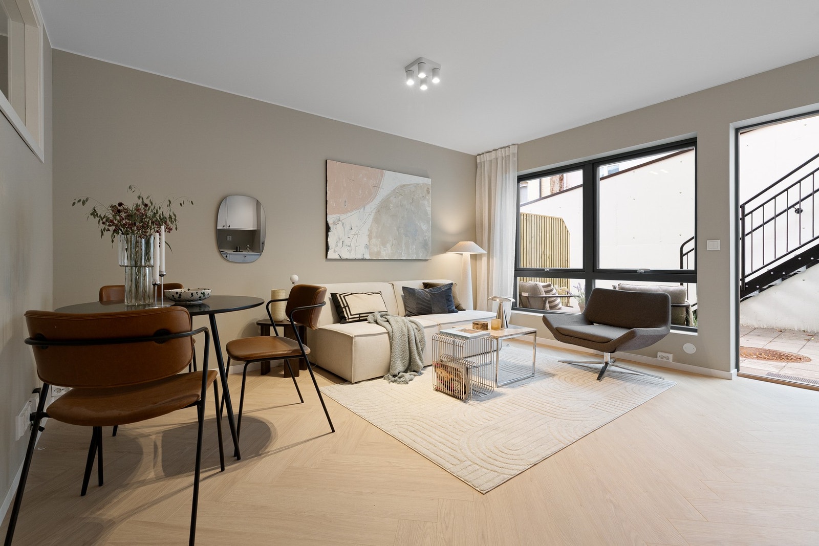 Moderne og innbydende stue - perfekt for sosiale stunder og avslapning. Galleribilde