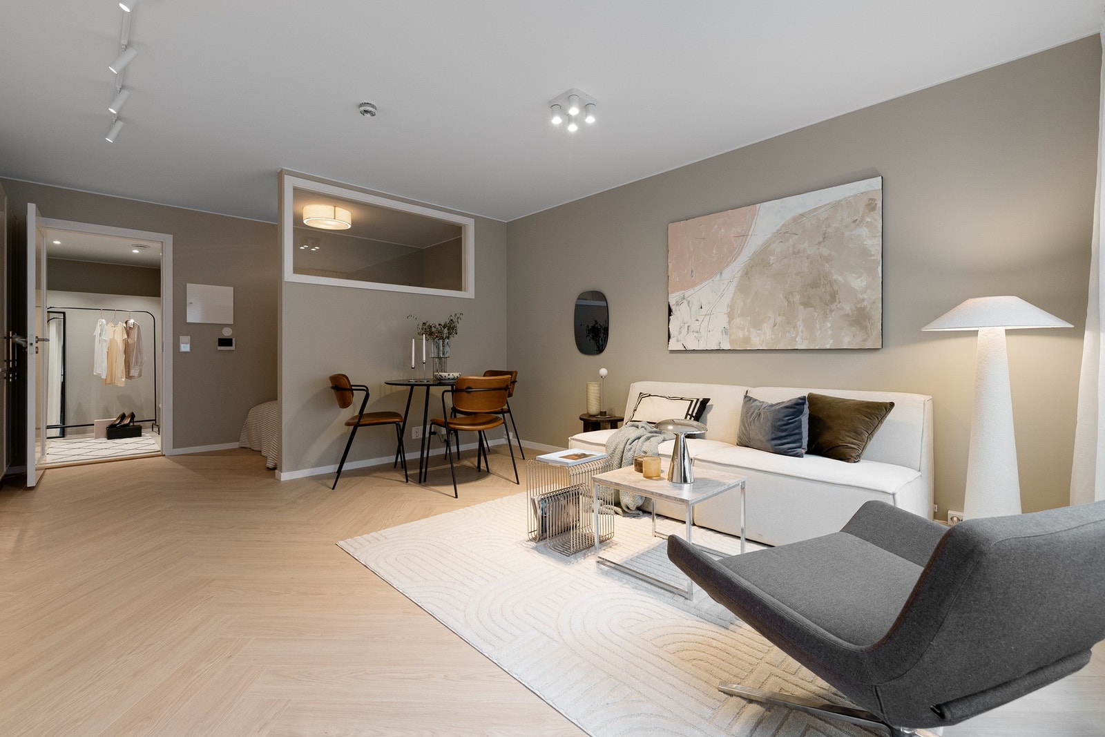 Nyoppført studioleilighet med skikkelig wow-faktor - vestvendt uteplass, gulvvarme og rolig bakgård! Galleribilde