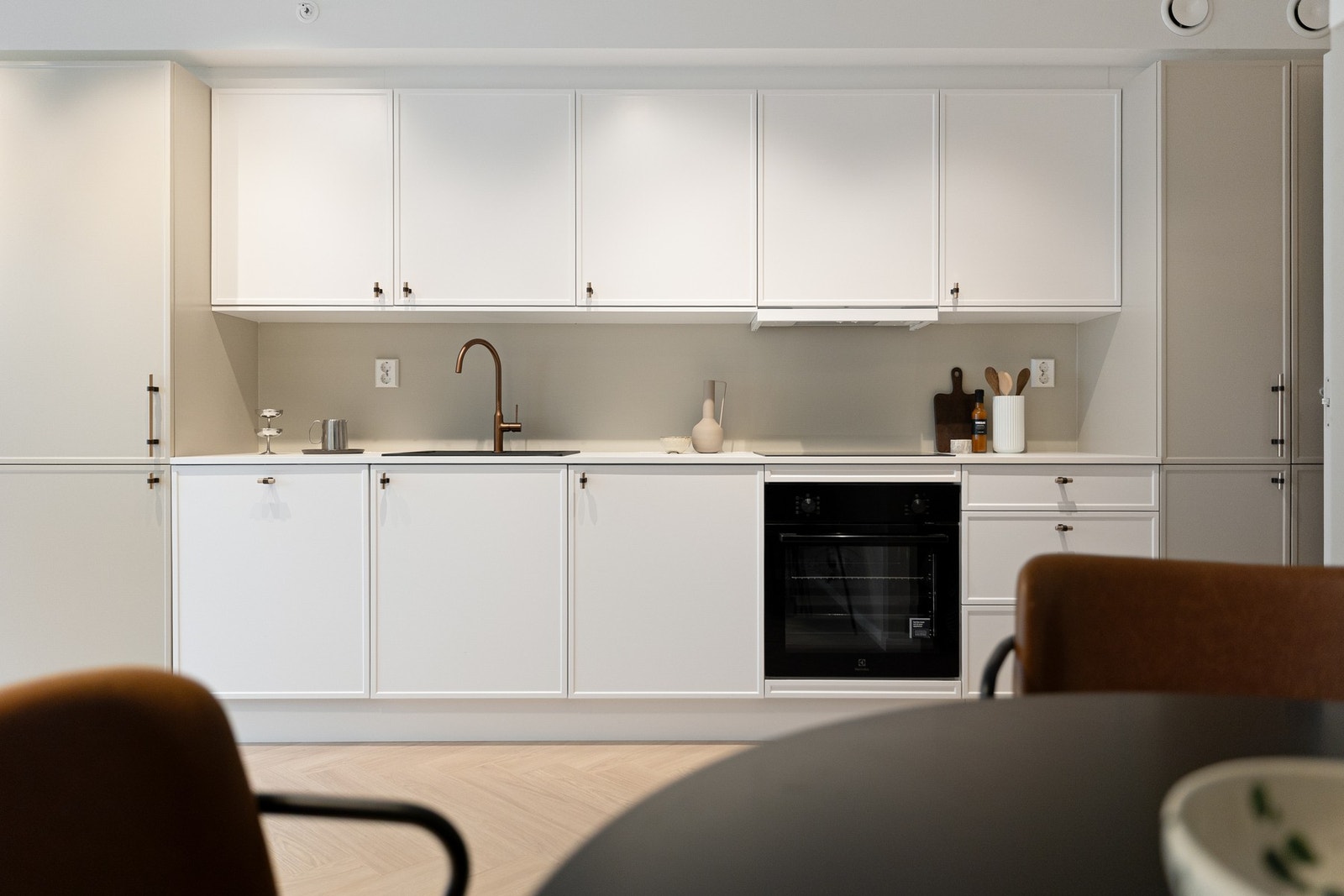 Moderne kjøkken fra Huseby med integrerte hvitevarer - klart for alle matopplevelser. Galleribilde