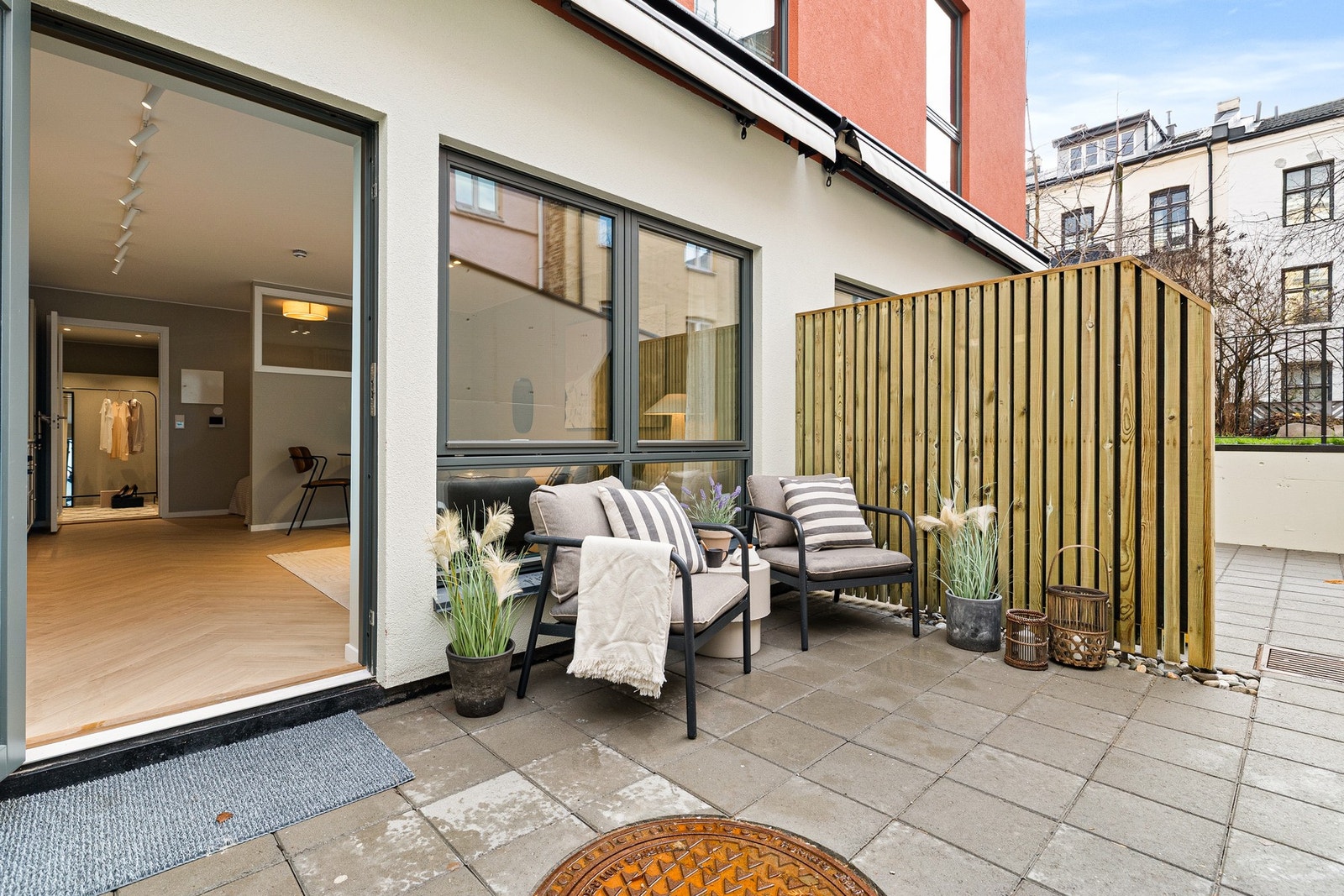 Ca. 12 m² vestvendt markterrasse - perfekt for sommer og sol. Galleribilde