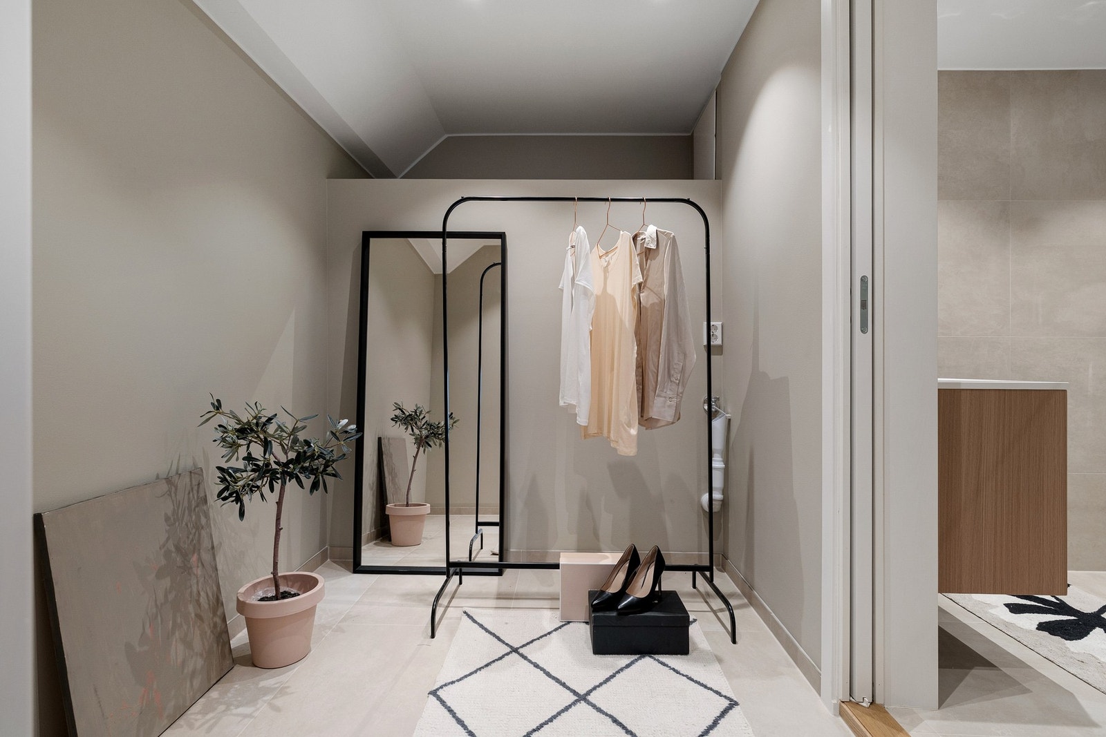 Elegant nybygg med premium detaljer og høy kvalitet. Praktisk bod i leiligheten til ekstra oppbevaring og opplegg til vaskemaskin! Galleribilde