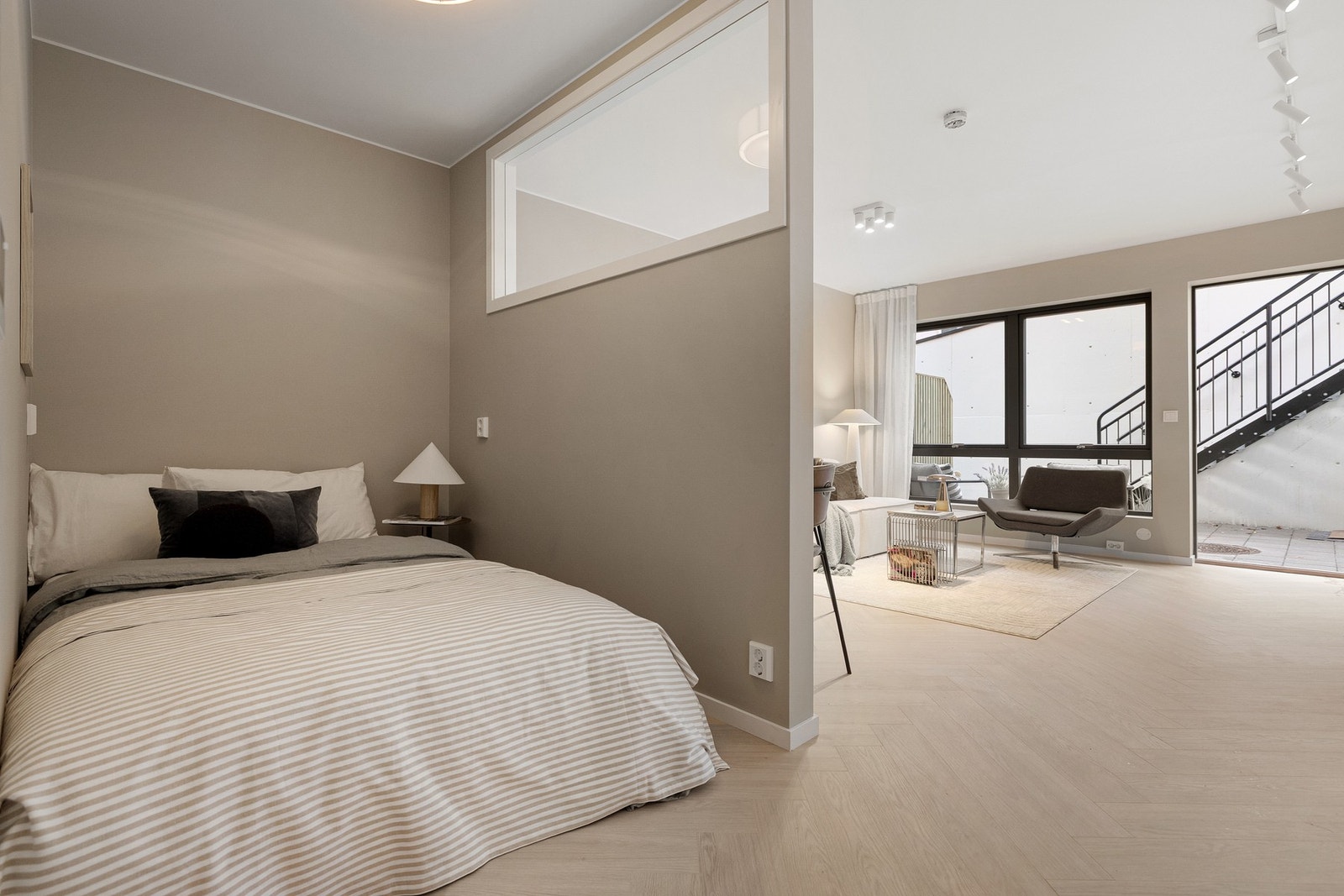 Smart utnyttet soveområde med plass til seng og oppbevaring. Galleribilde