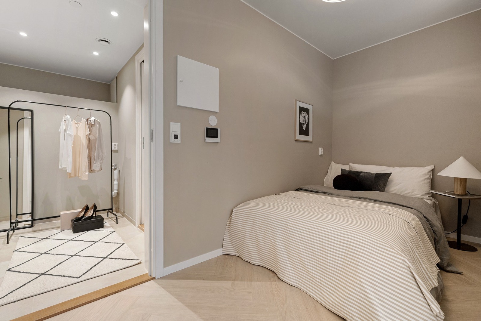 Smart utnyttet soveområde med plass til seng og oppbevaring. Galleribilde