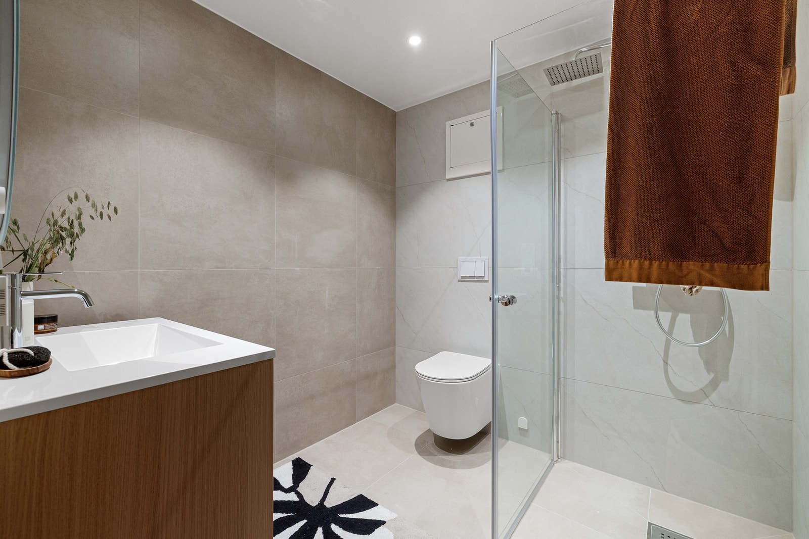 Stilrent bad med fliser, varmekabler og elegant design. Galleribilde