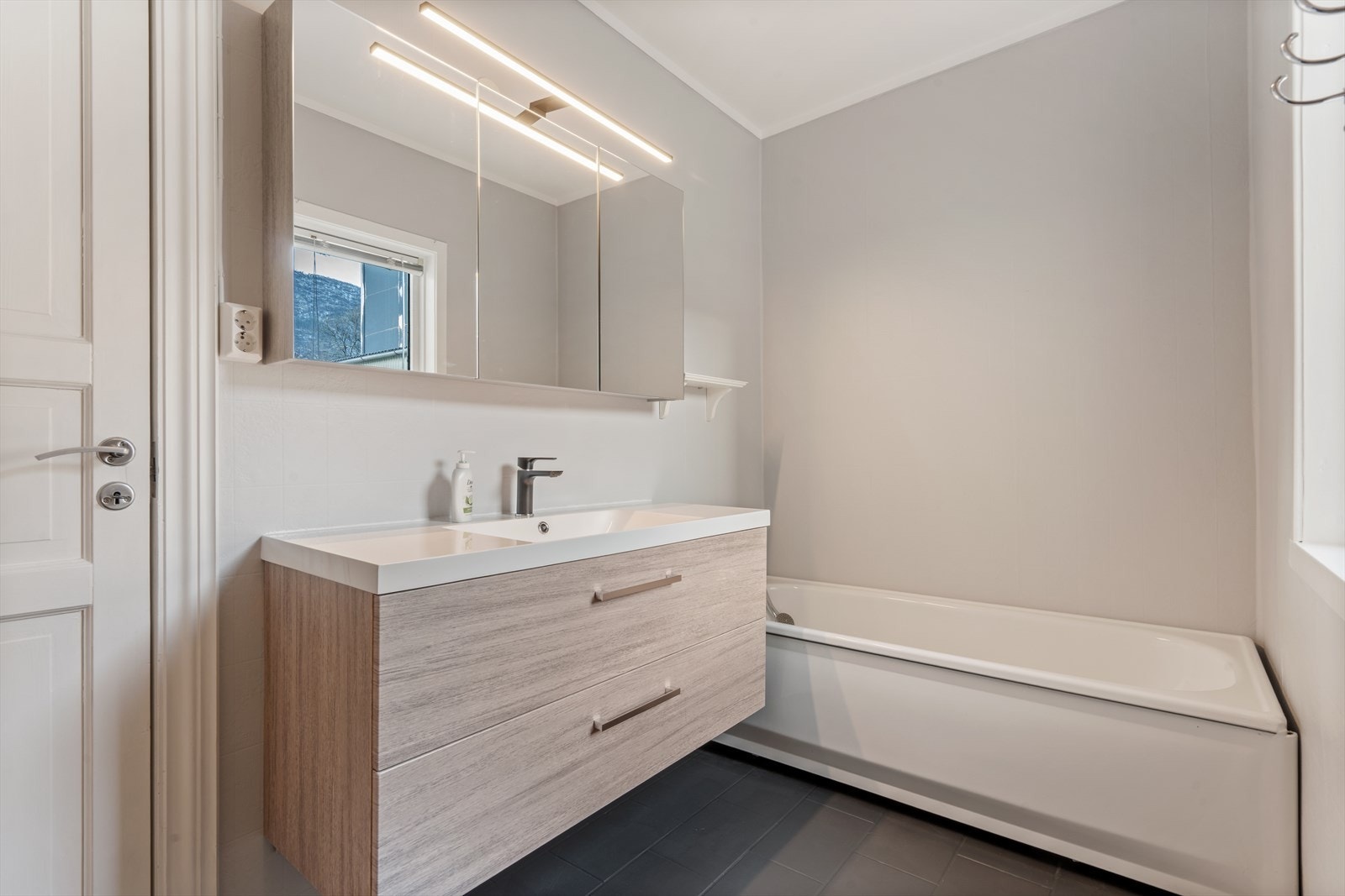 Baderom med servant, badekar, dusjkabinett, toalett og badstue Galleribilde