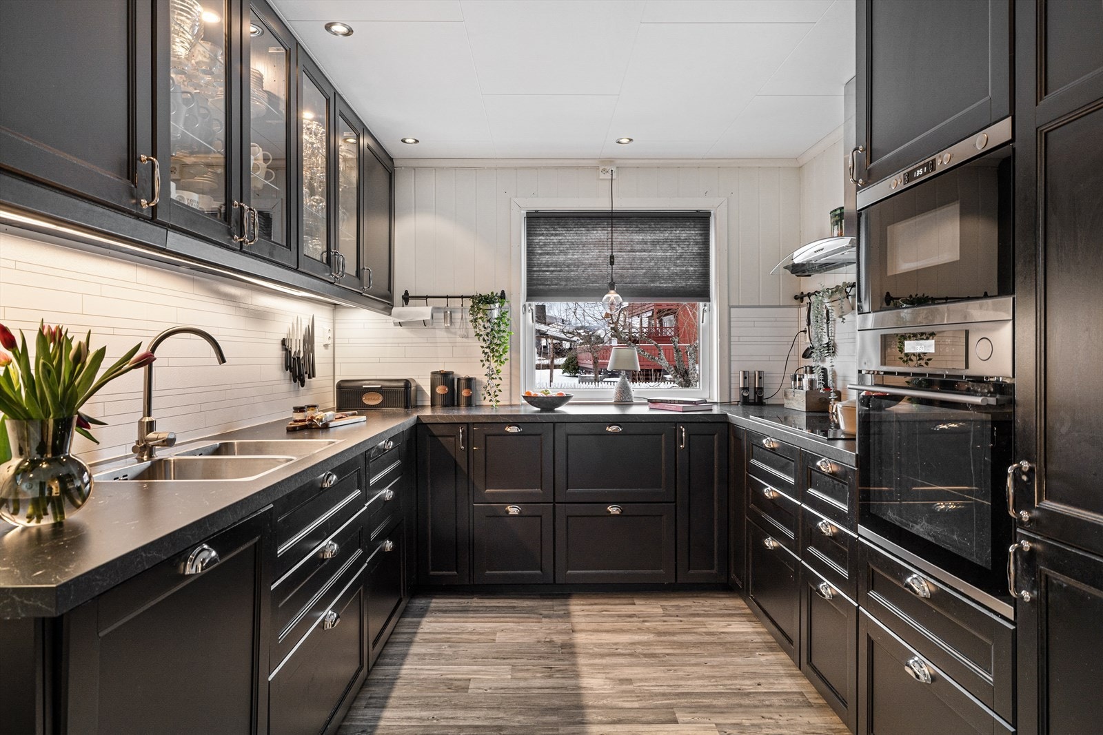 Moderne fargevalg, romslige og praktiske løsninger samt godt innhold preger kjøkkenrommet Galleribilde