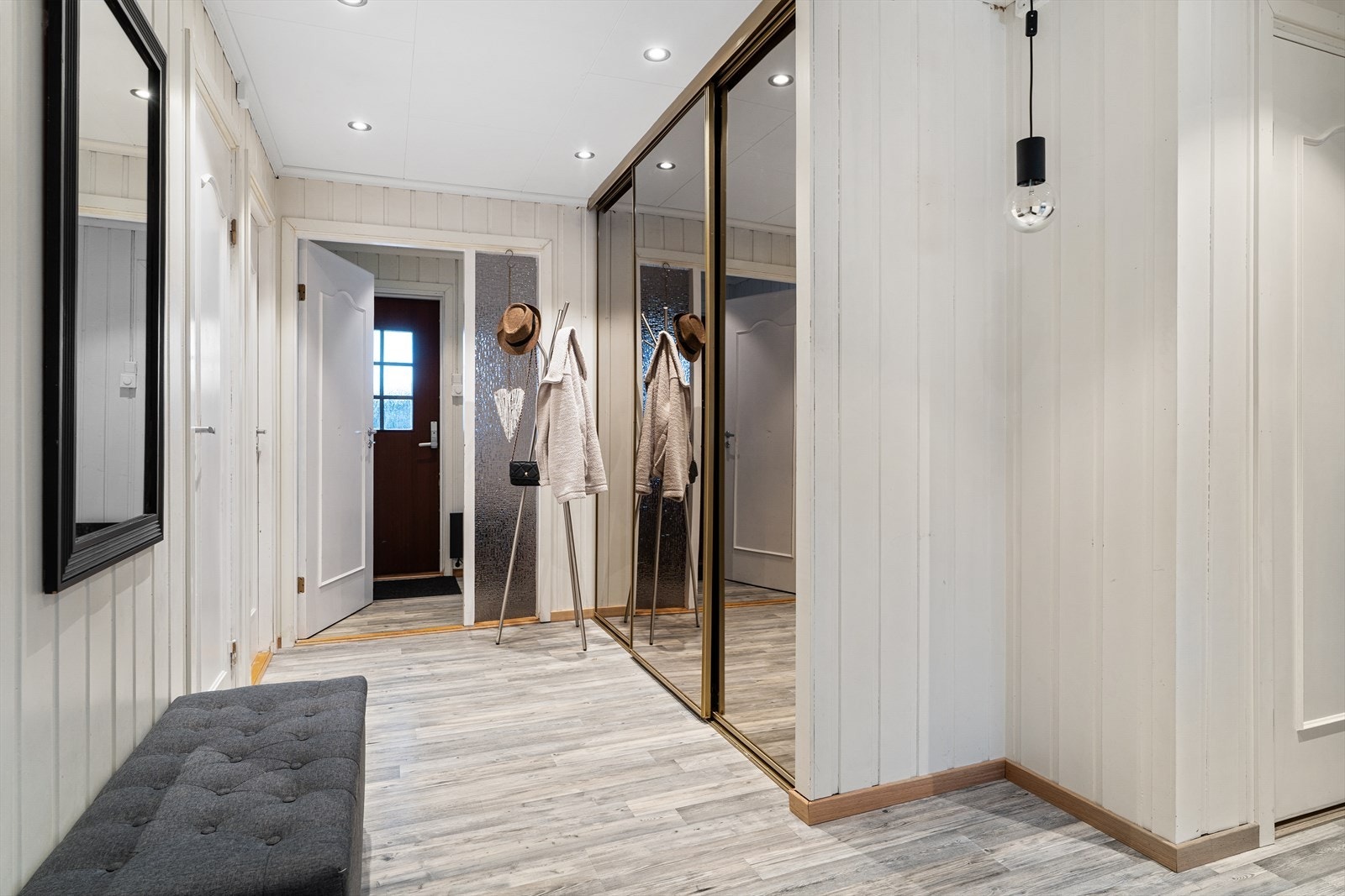 Stort gangpart innenfor vindfang på ca. 11 kvadratmeter - Praktisk skyvedørsgarderobe med speilfronter - Lyse og fine farger Galleribilde