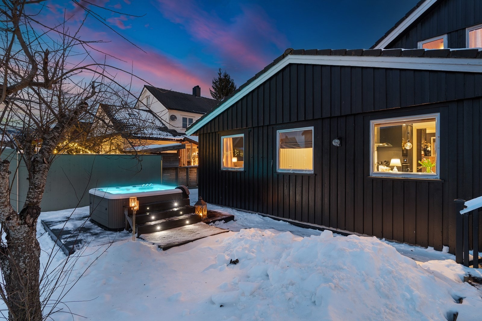 Hagen er svært pent opparbeidet med plen, busker og trær samt hekk i tomtegrensene som skjermer fint på sommers tid Galleribilde