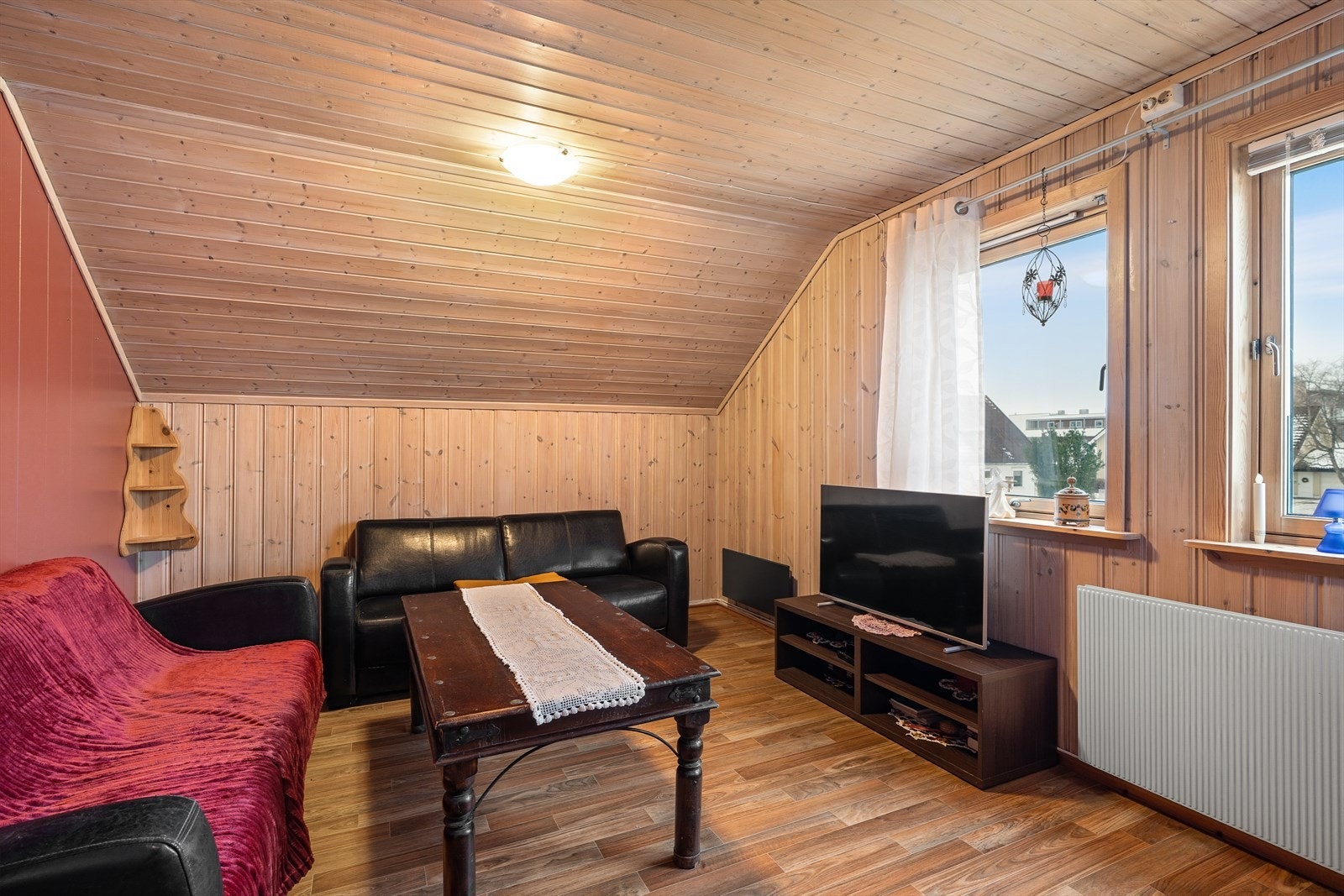 Stue i utleiedel i 2. etasje på ca. 13 kvadratmeter - Utleiedelen er utleid for kr. 11 800,- per måned Galleribilde