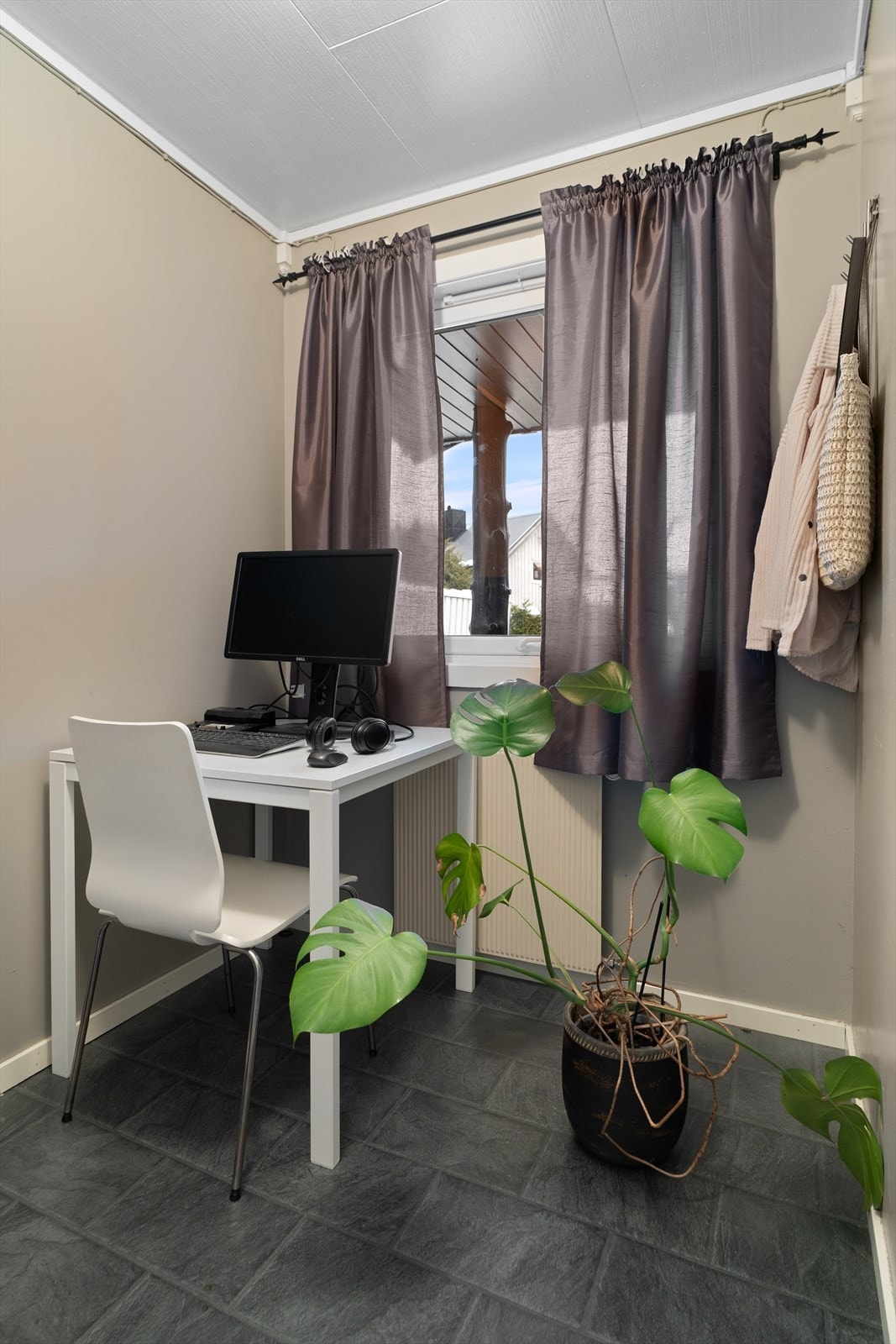 Rom innredet som kontor på 4,2 kvadratmeter Galleribilde