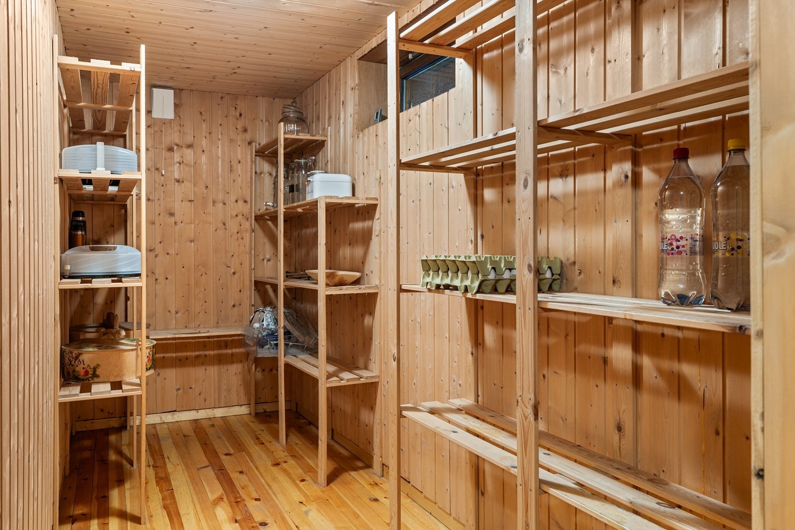 Eiendommen byr på rikelig med bod- og oppbevaringsplass både inn- og utvendig, denne boden i kjeller på ca. 5 kvadratmeter Galleribilde