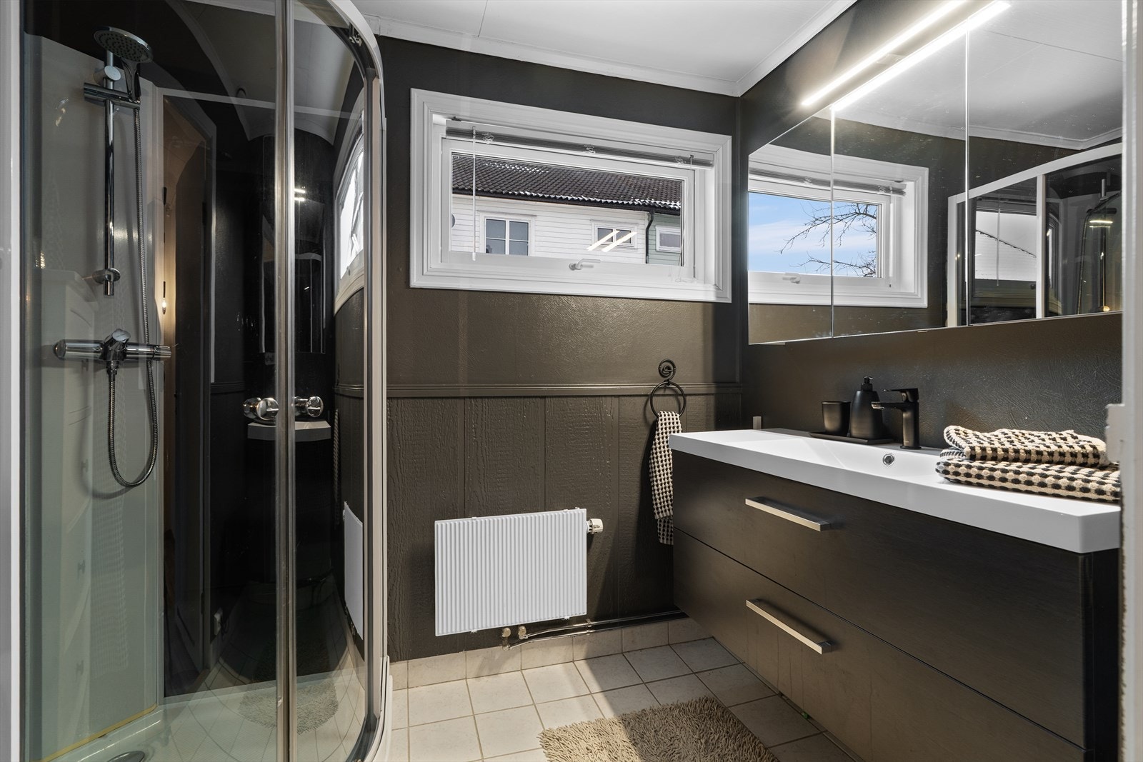 Bad i hovedetasje på ca. 4 kvadratmeter Galleribilde