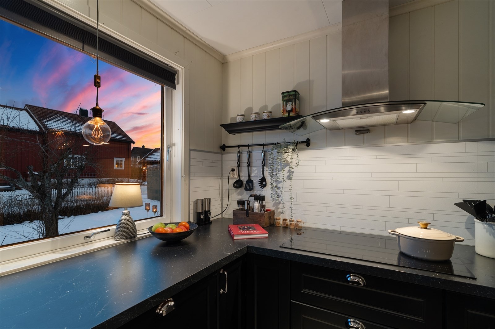 Flott kjøkken på ca. 12 kvadratmeter oppusset i 2017 Galleribilde
