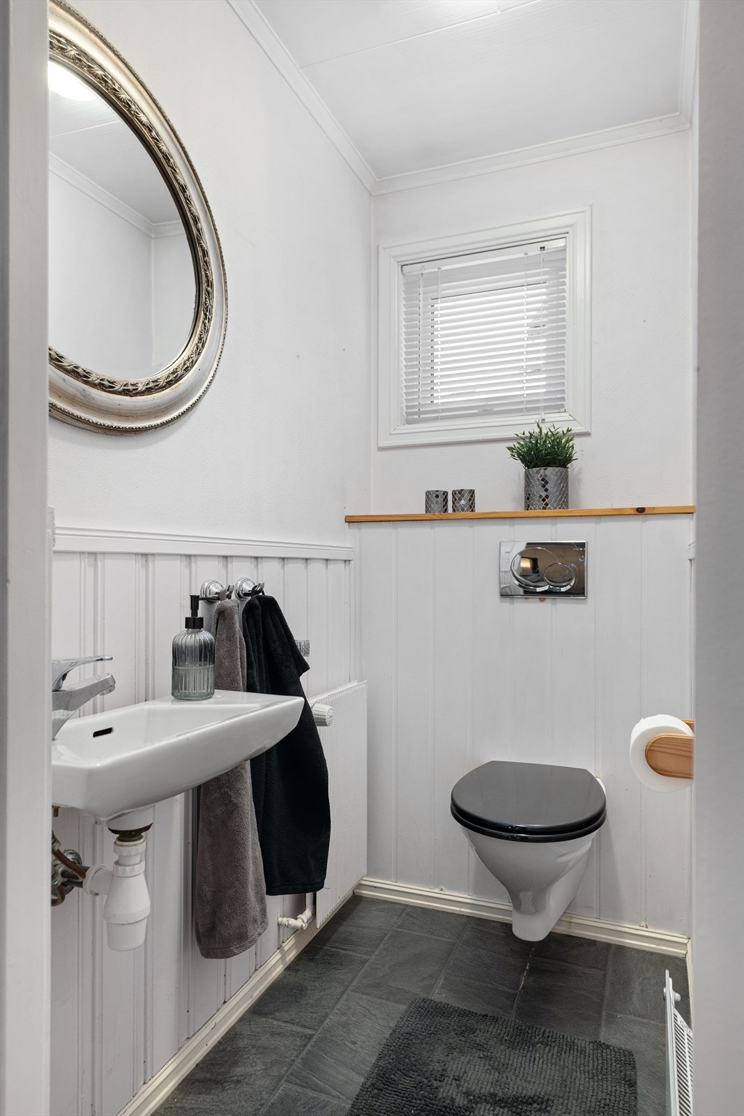 Separat toalettrom vegg-i-vegg med badet på ca. 2 kvadratmeter Galleribilde