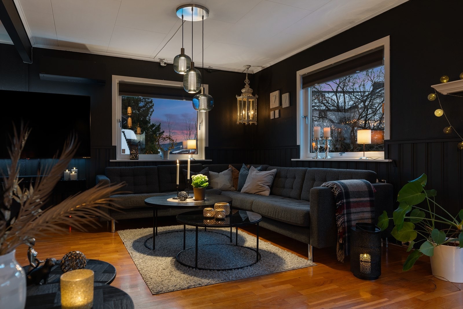 Hovedstuen i 1. etasje er hele 46 kvadratmeter og rommer både en stor spisestue i tillegg til flere stuesoner Galleribilde