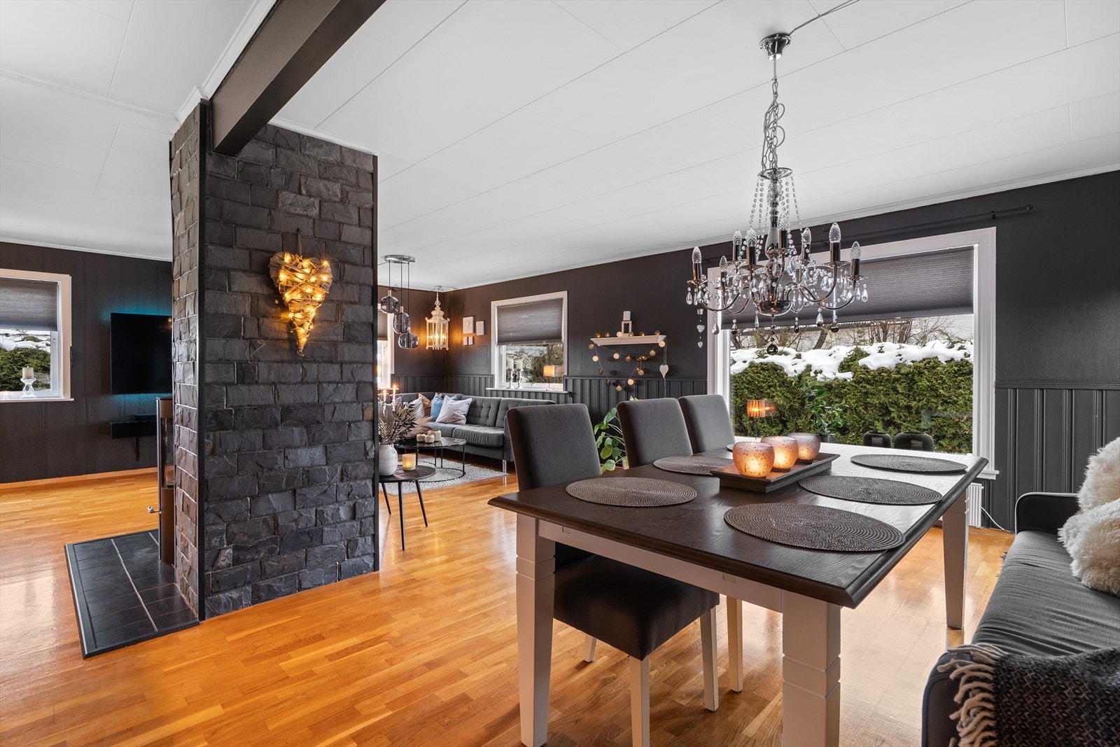 Her kan du dekke til langbord med svært god plass til spisestue Galleribilde