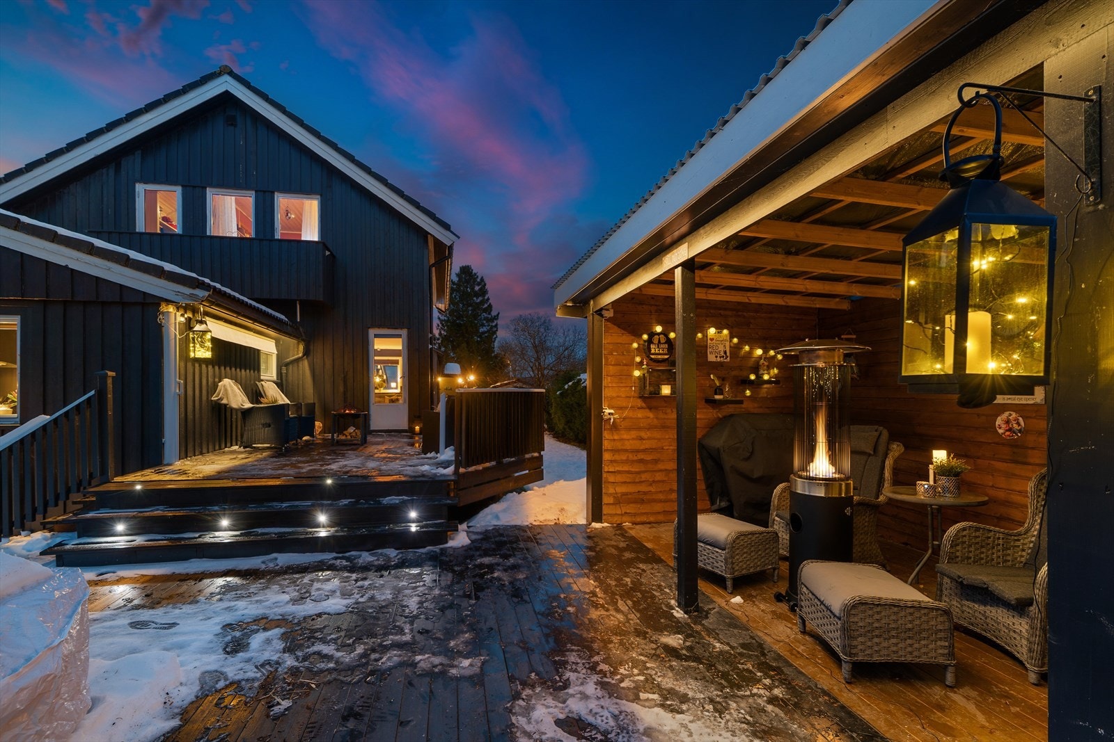 Eiendommen har flere flotte uteområder i tillegg til en pent opparbeidet tomt og hage Galleribilde