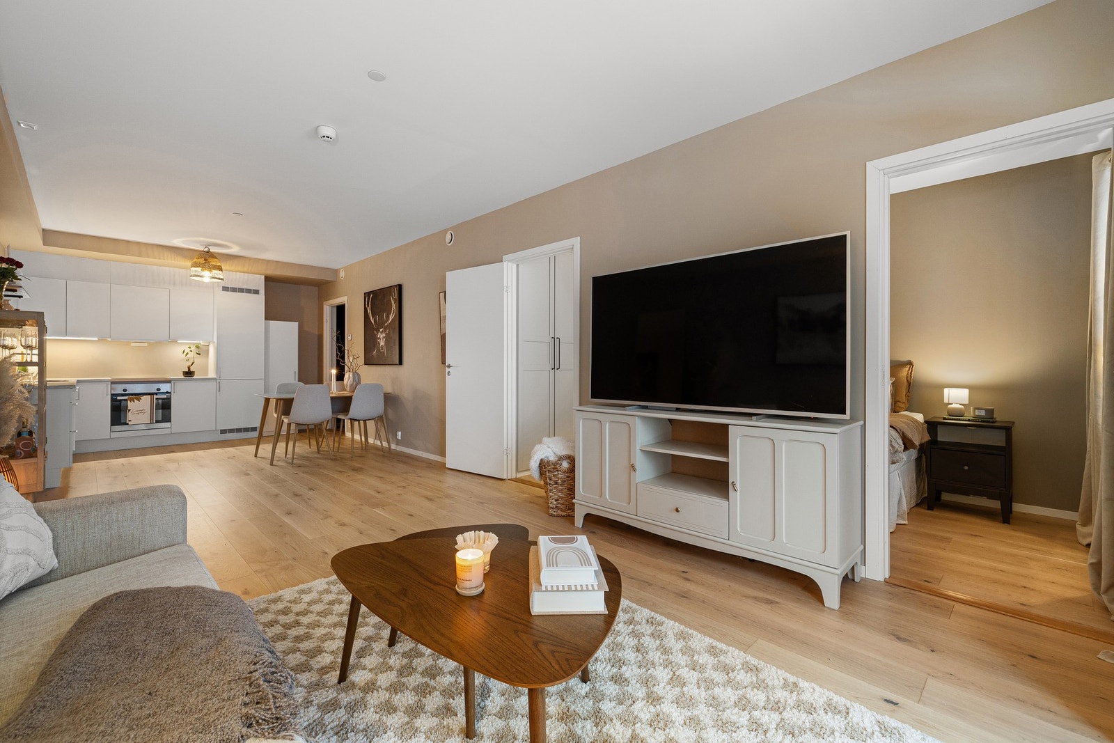 Ákonto oppvarming og varmtvann er inkludert i fellesutgiftene. Leilighetene i sameiet har egne separate energimålere og energikostnaden avregnes etter eget faktisk forbruk. Galleribilde