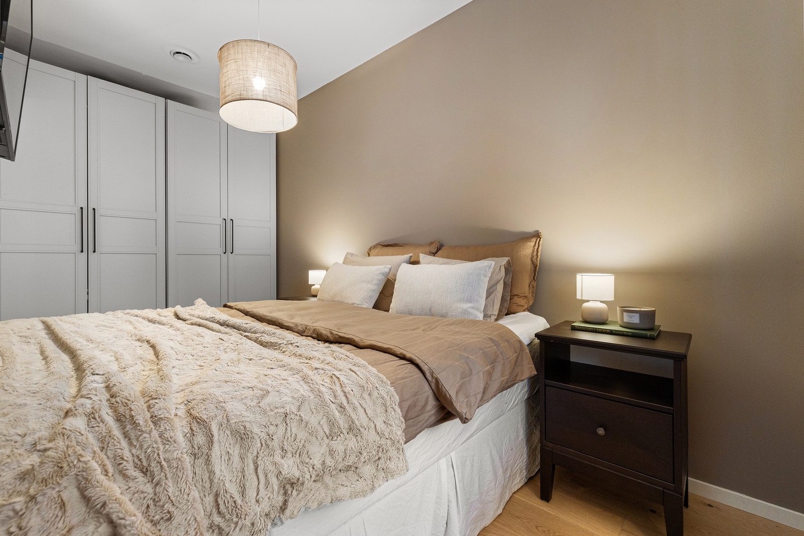 Romslig soverom med plass til dobbeltseng, nattbord på begge sider og garderobeskap. Garderobe medfølger salget. Galleribilde