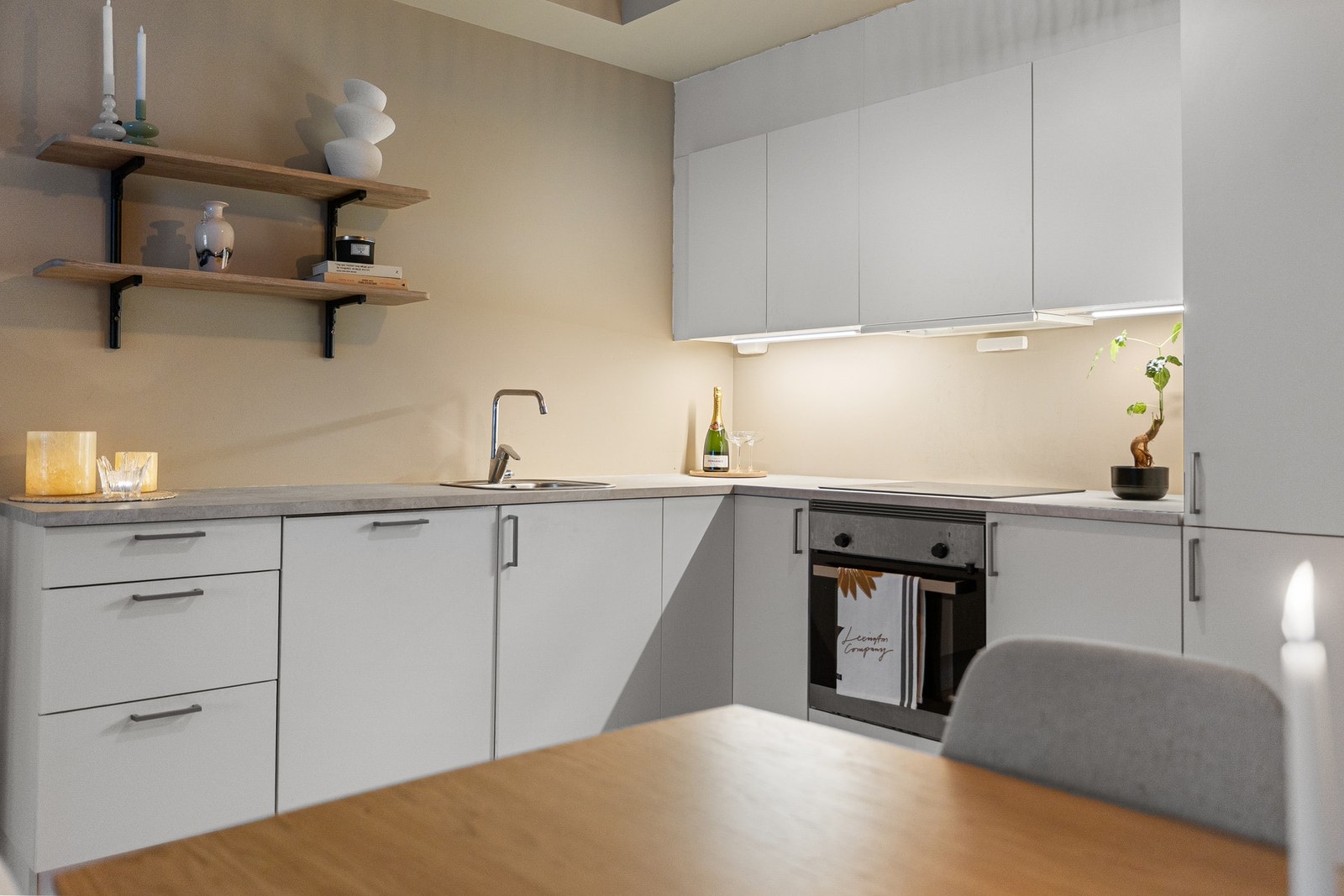 Stilrent og moderne kjøkken med alle hvitevarer integrert. Integrerte hvitevarer medfølger handelen. Galleribilde