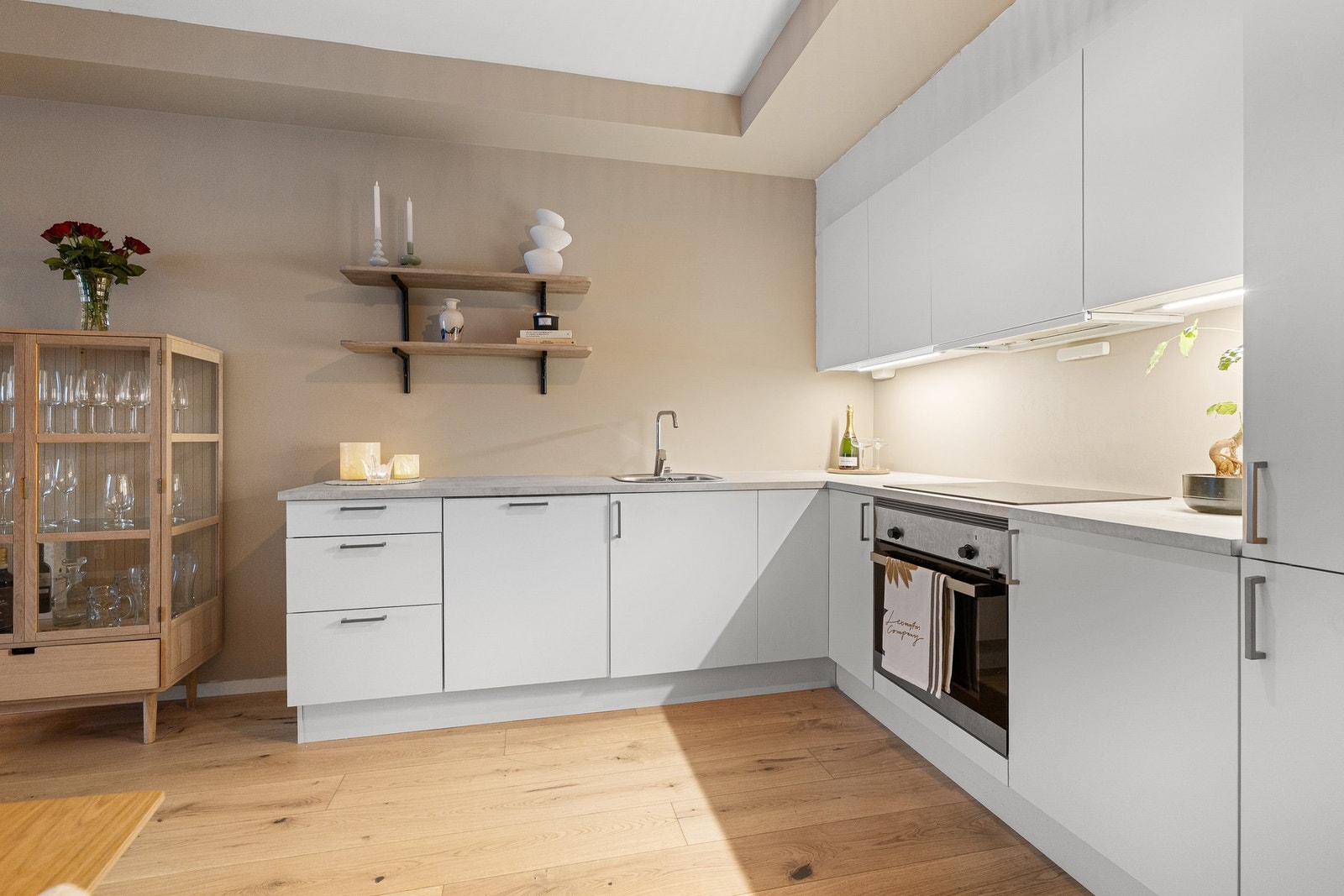 Praktisk utforming med rikelig skap- og arbeidsplass. Galleribilde