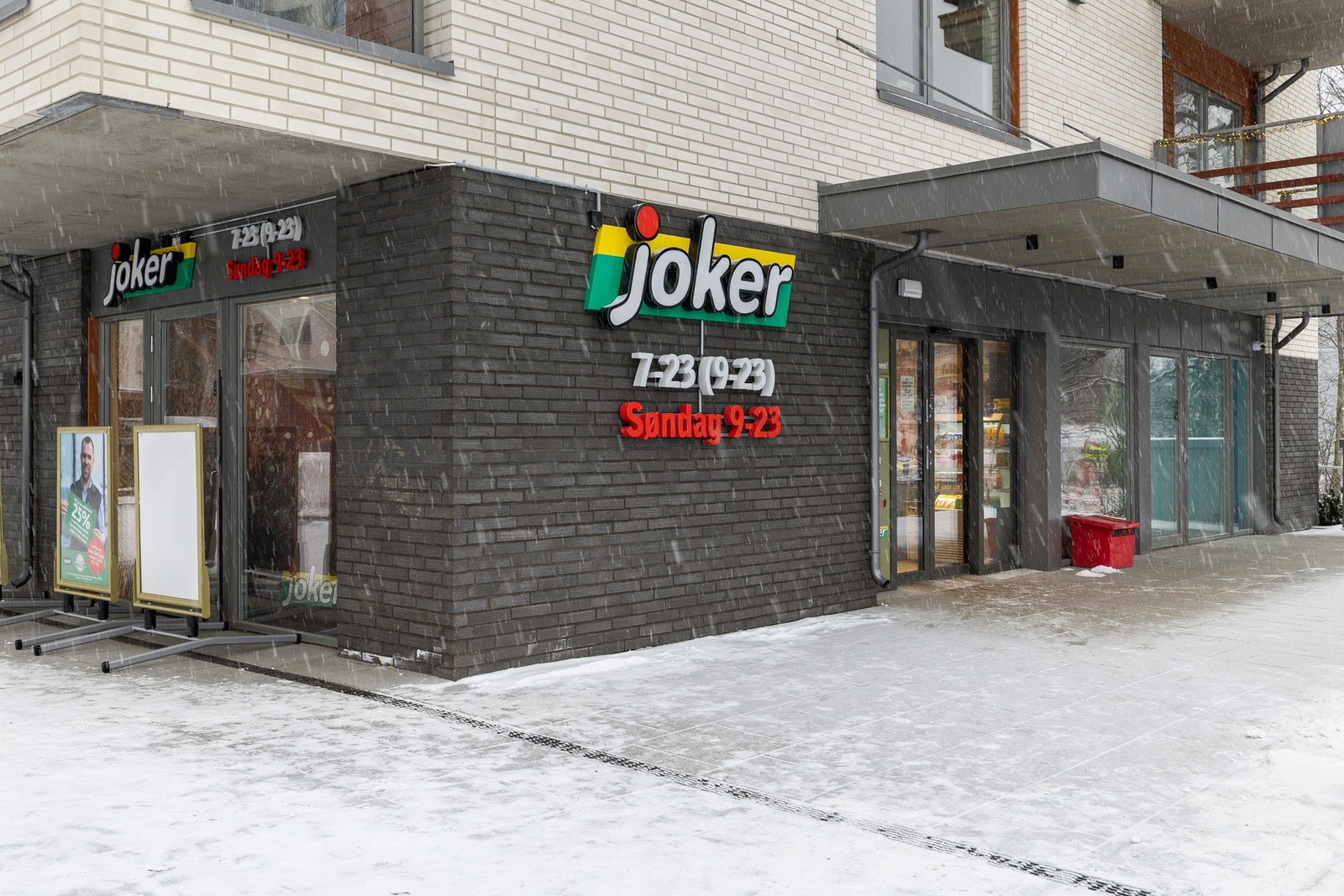 Søndagsåpen butikk i umiddelbar nærhet. Det er kort vei til flere dagligvarebutikker i tillegg til et bredt utvalg av shoppingmuligheter. Kort vei til offentlig kommunikasjon. Galleribilde