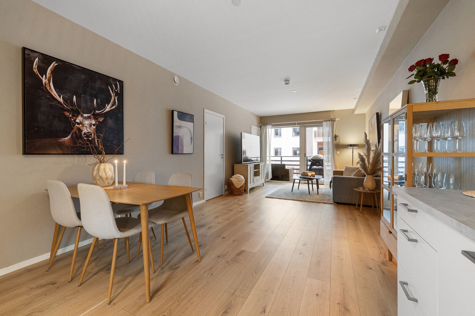 Plass til stor spisestue i tilknytning til kjøkkenet - perfekt for middagsgjester eller sosialt samvær. Galleribilde