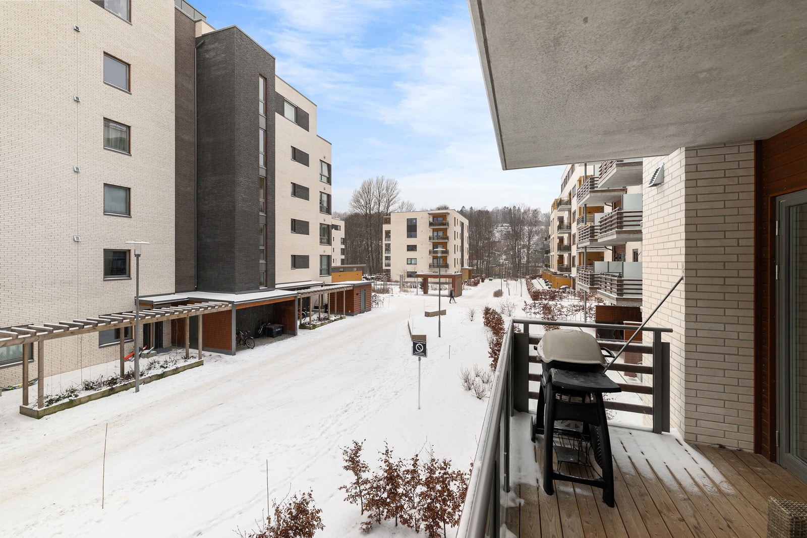 Balkongen vender mot skjermede omgivelser uten gjennomgående trafikk. Galleribilde