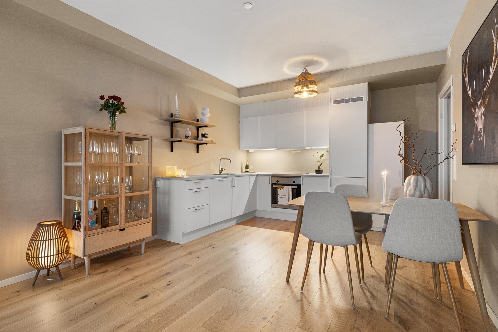 Kjøkkenet ligger i åpen og sosial løsning mot stue og spisestue. Galleribilde