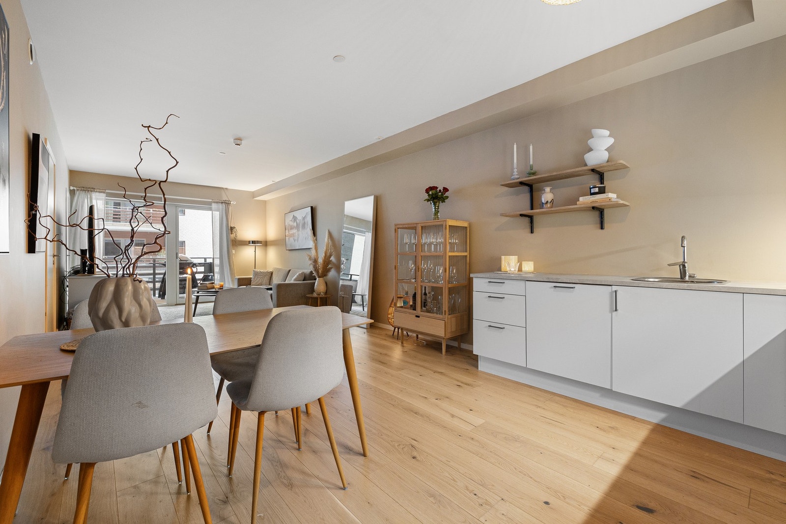 Balansert ventilasjonsanlegg med varmegjenvinning sørger for et behagelig inneklima hele året. Galleribilde