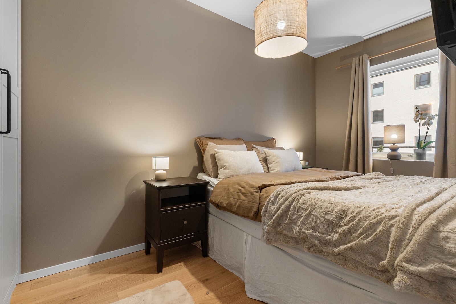 Alle overflater er slette og malt i delikate fargetoner. Galleribilde