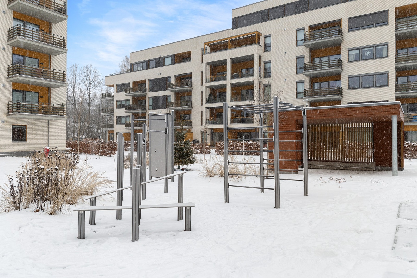 Sameiet har flotte, grønne fellesarealer til glede for beboere. Galleribilde