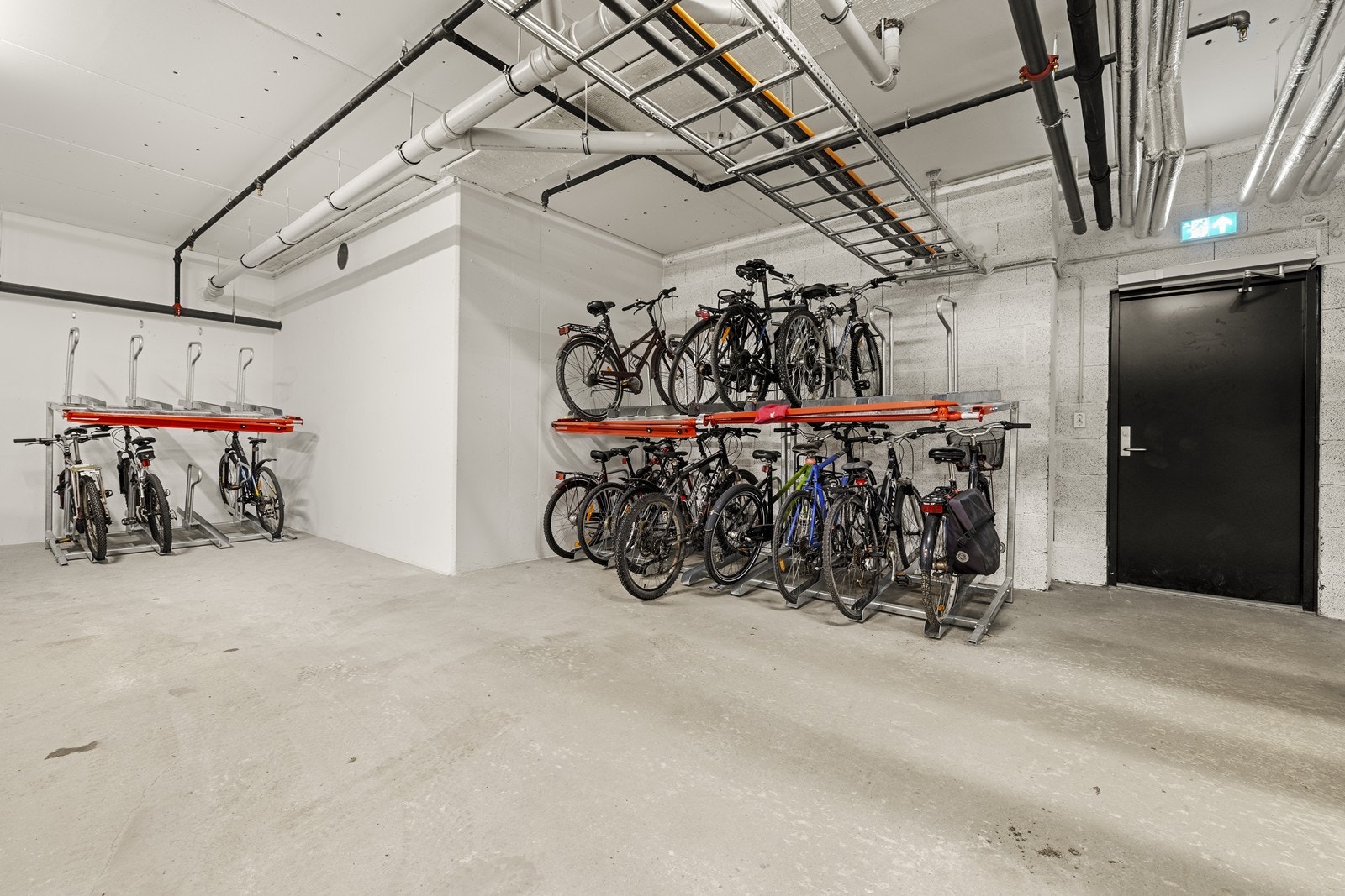 I fellesarealene er det rikelig med sykkelparkering, både inne og ute. Galleribilde