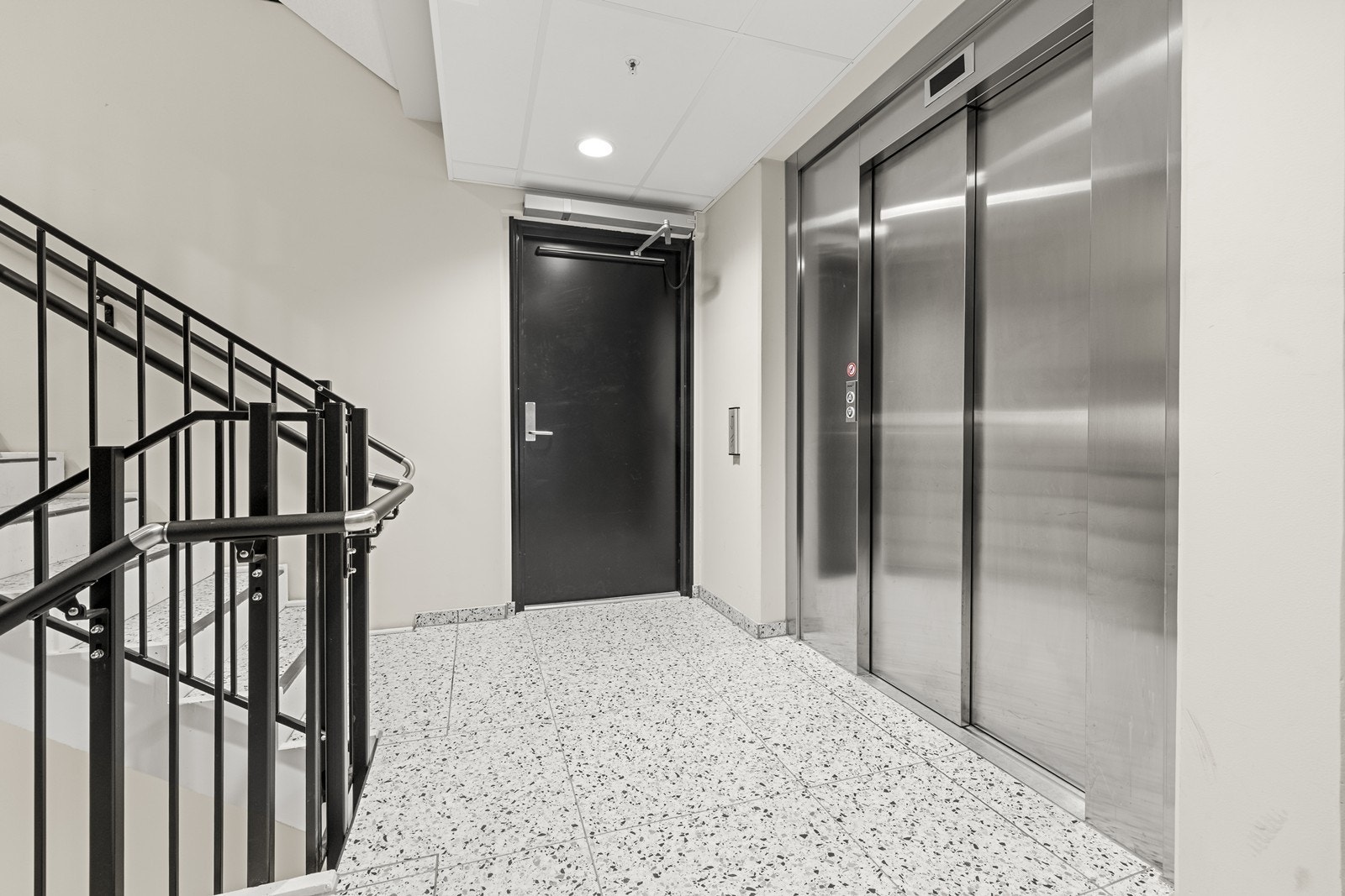 Bygget har heis, som gir enkel og trinnfri adkomst til leiligheten. Galleribilde