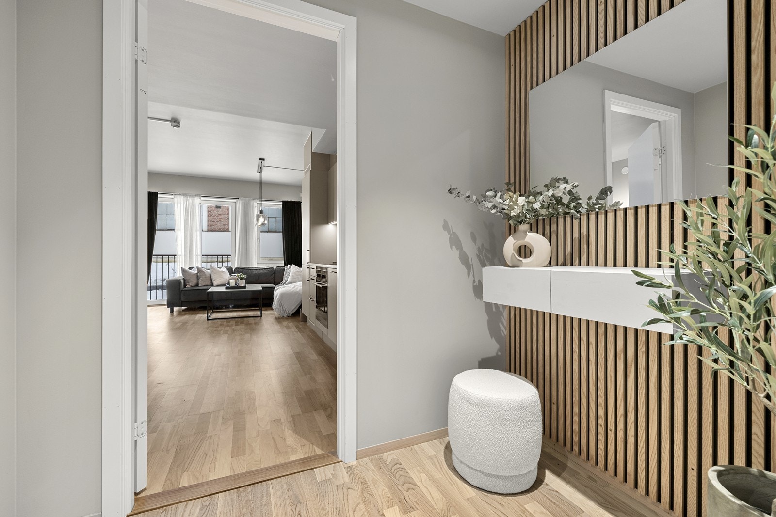 Innbydende entré med dekorative spiler på veggen som gir et moderne preg. Galleribilde