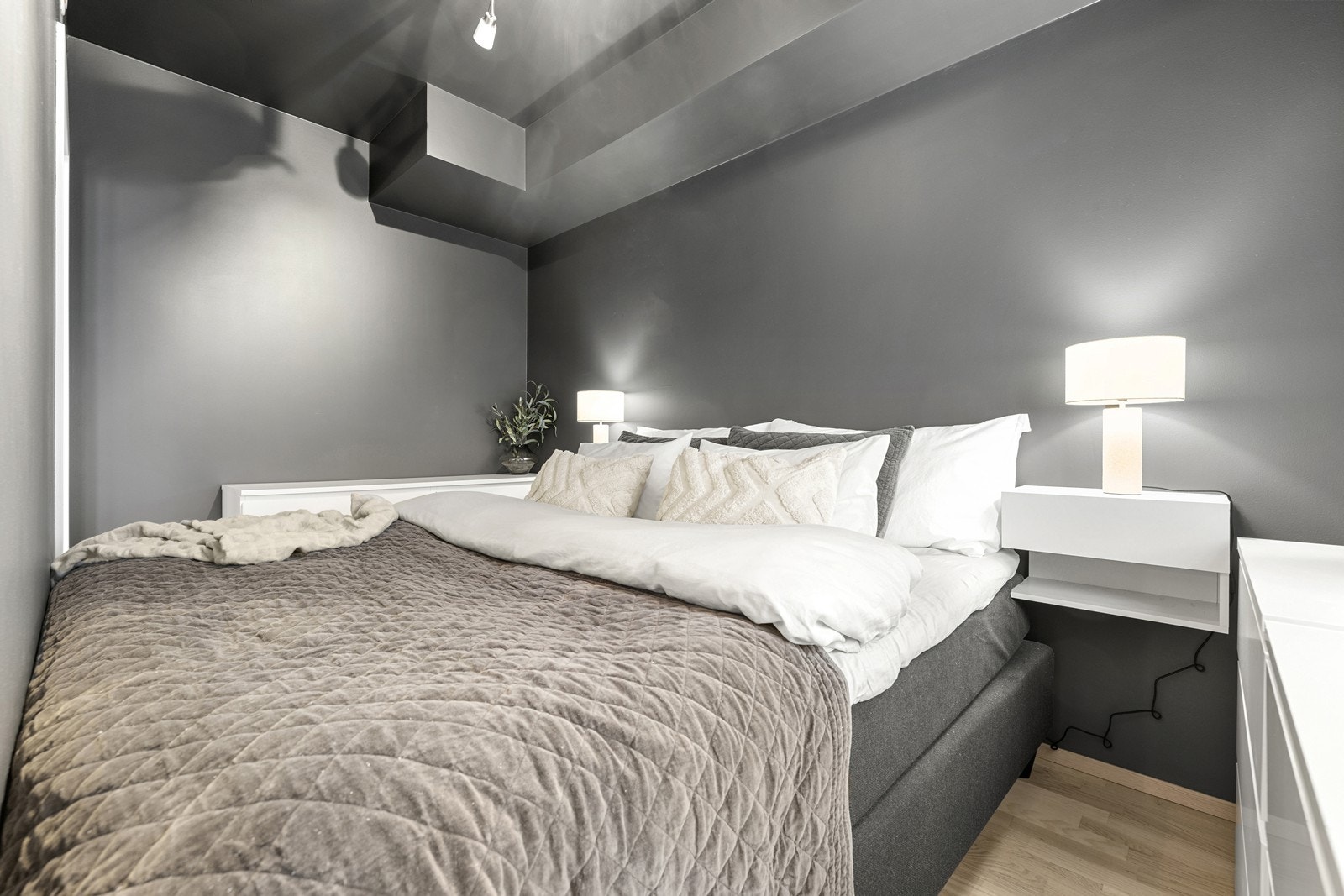 Vegger med slettmalte flater gir et rent uttrykk og et godt utgangspunkt for personlig stil. Galleribilde