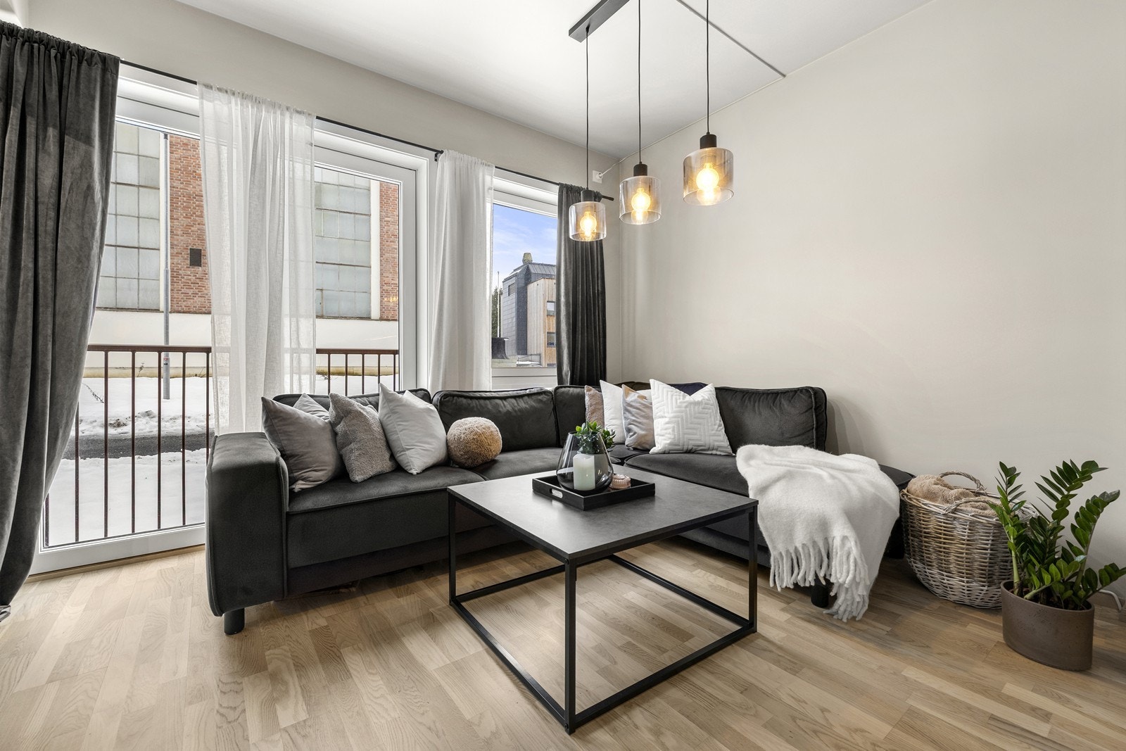 Gjennomgående parkett på gulv i oppholdsrom og soverom skaper et helhetlig inntrykk. Galleribilde