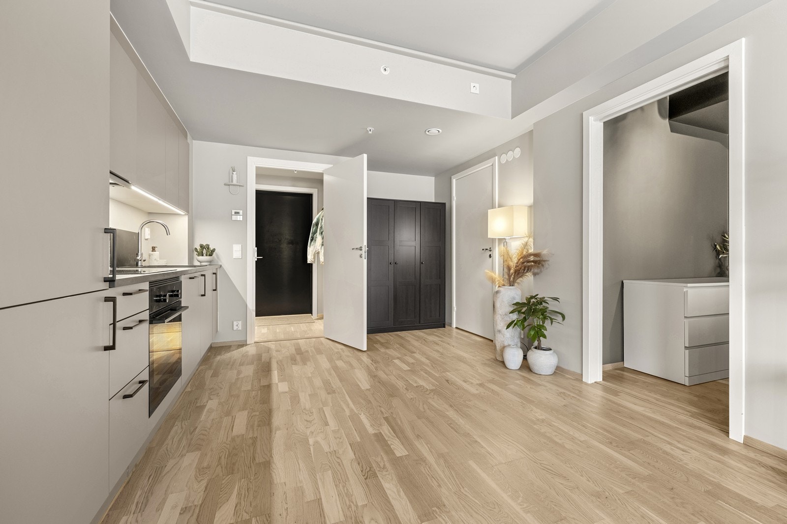 Fra kjøkkenet er det kort vei til entréen og soverommet. Galleribilde