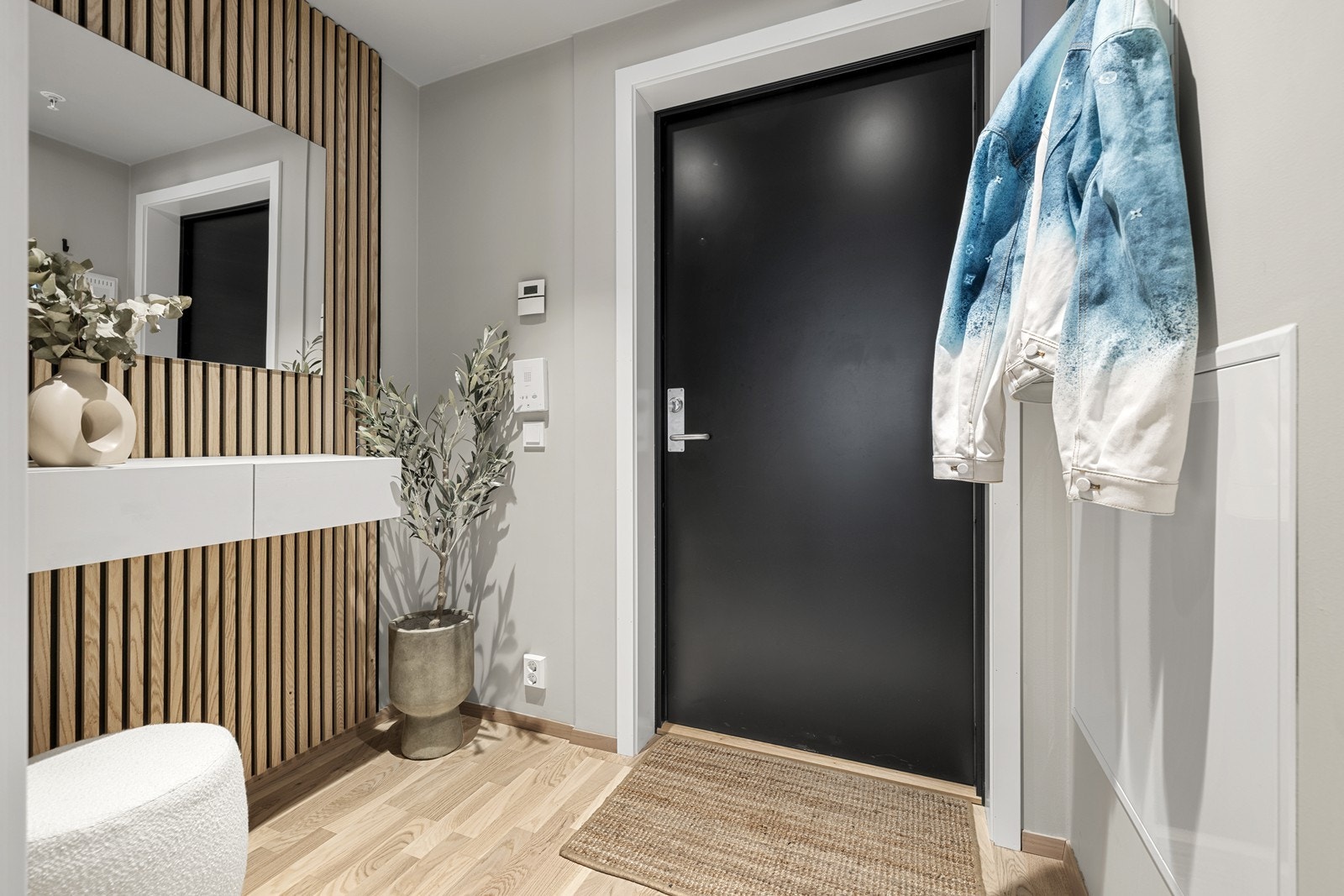 Solid ytterdør i tre fra byggeår og porttelefon gir en trygg adkomst. Galleribilde