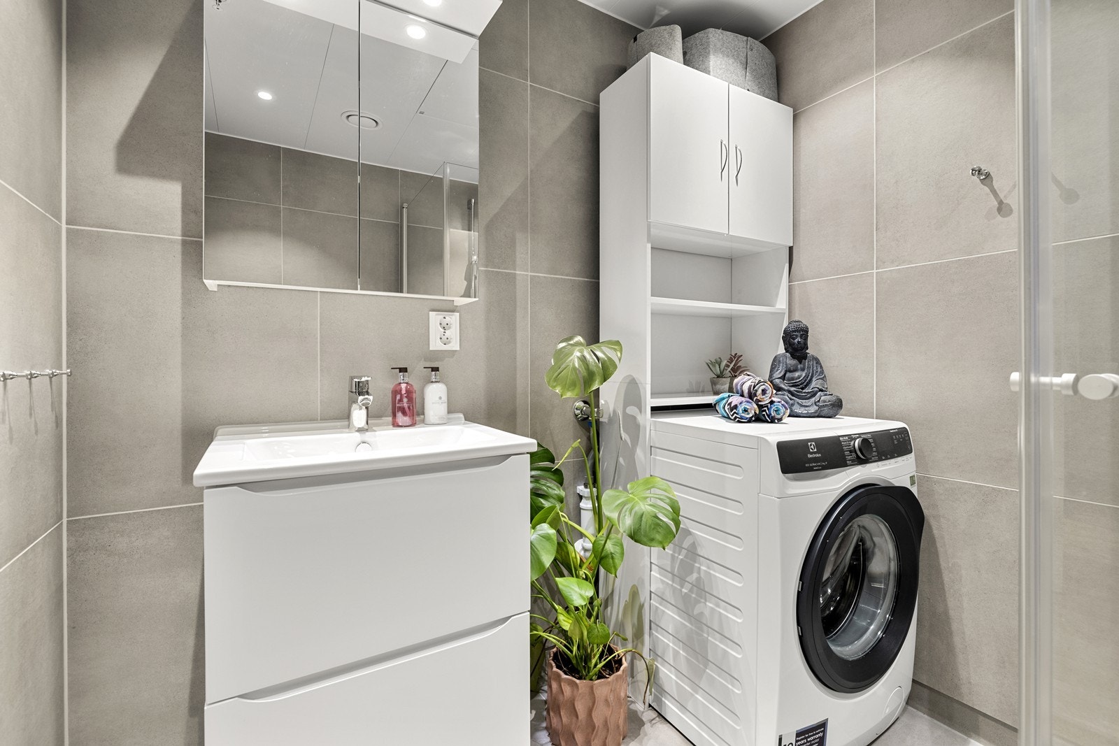 Baderomsinnredning med nedfelt servant og vegghengt toalett for enkelt renhold. Galleribilde