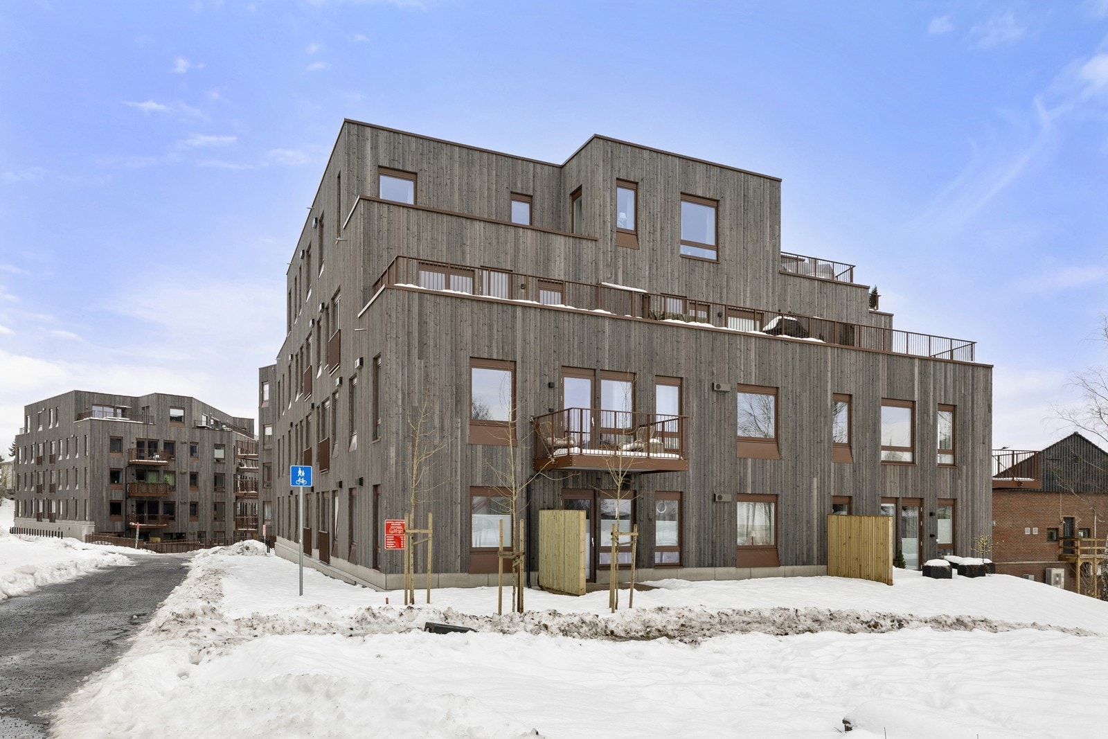 Sameiets tomt er opparbeidet med gressarealer og stikkveier mellom blokkene. Galleribilde