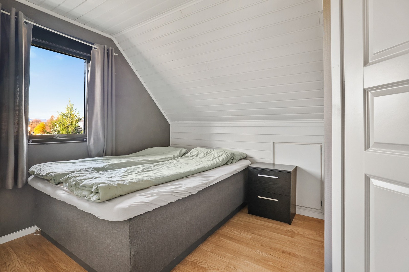 Boligen inneholder ett soverom og ett som er innredet som soverom, begge plassert i loftsetasjen. Galleribilde