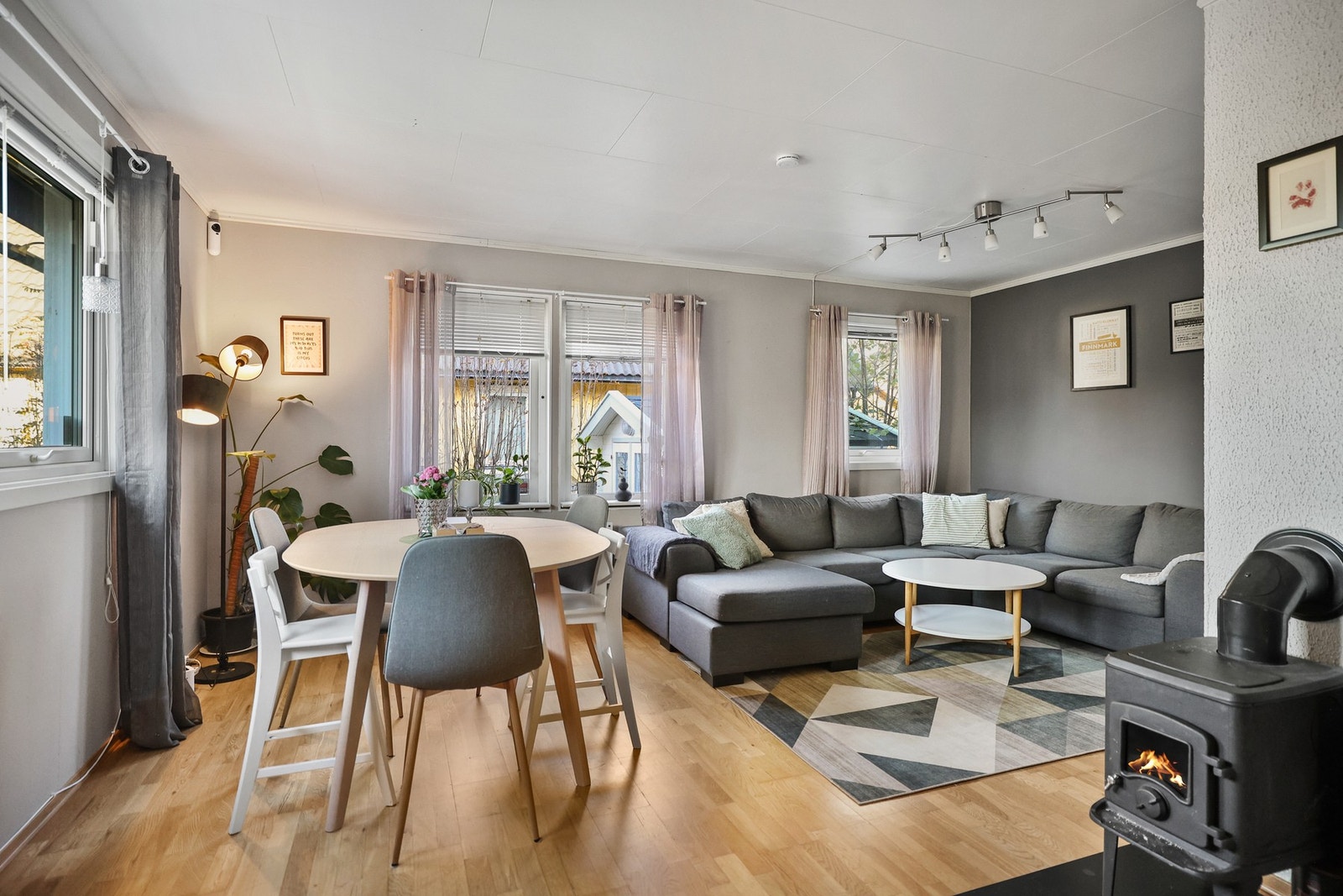 Boligen har en lys og luftig stue med gode vindusflater som slipper inn rikelig med naturlig lys. Galleribilde