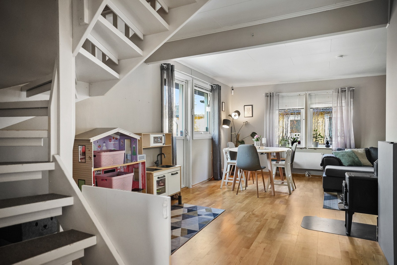 En peisovn sørger for ekstra varme og hygge på kjølige dager. Fra stuen er det direkte utgang til en romslig, vestvendt terrasse. Galleribilde