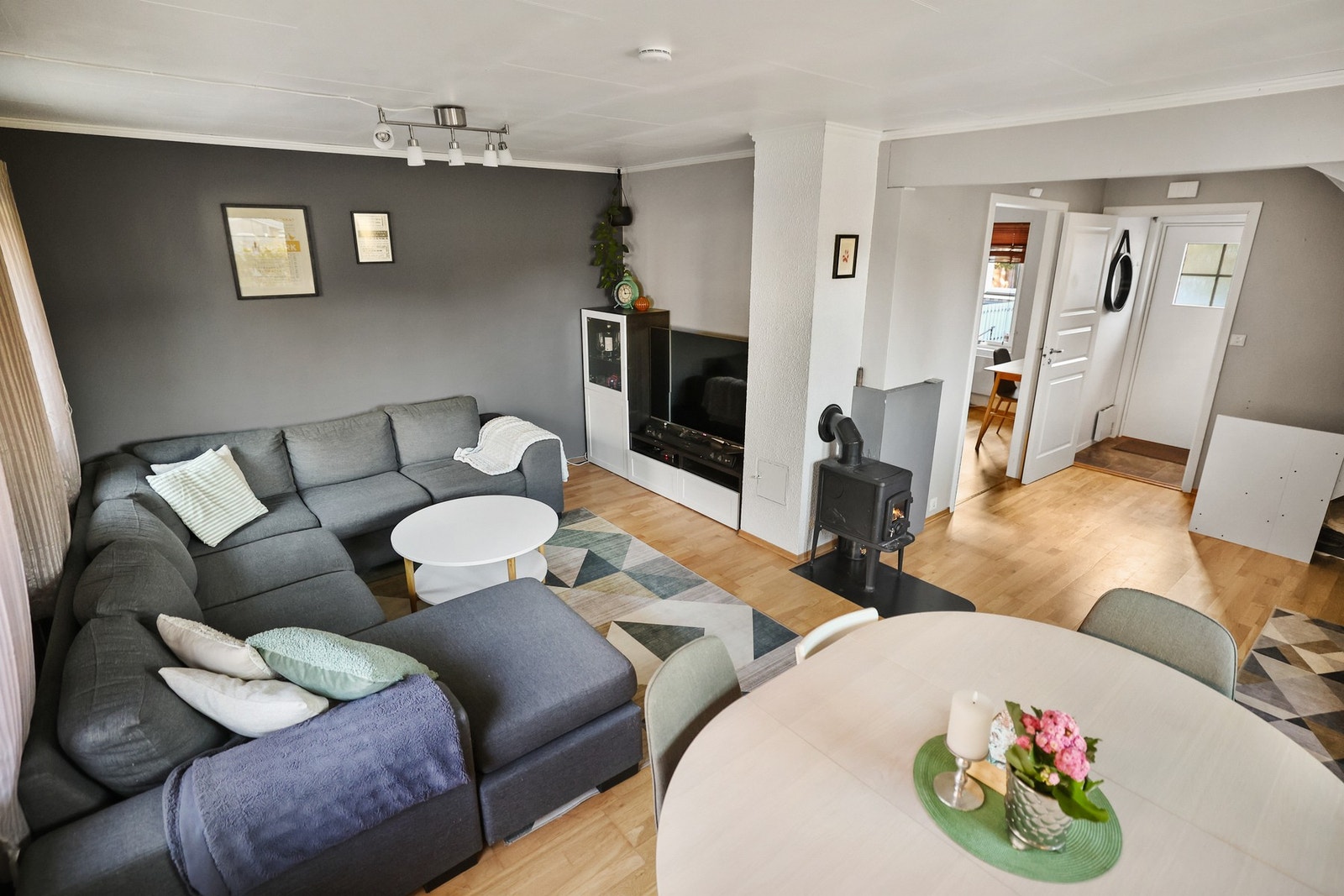 Her er det god plass til en sofagruppe med tilhørende møblement, samt et spisebord hvor man kan samle familie og venner. Galleribilde