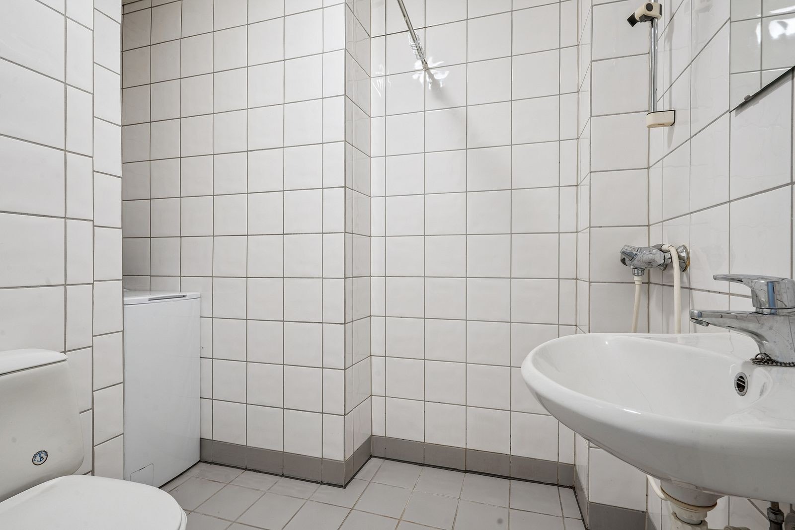 Flislagt bad, vaskemaskin medfølger Galleribilde