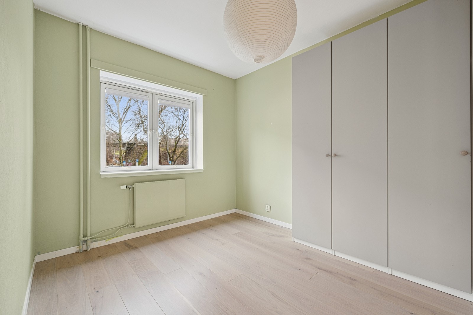 Godt med skapplass i stort garderobeksap. Galleribilde