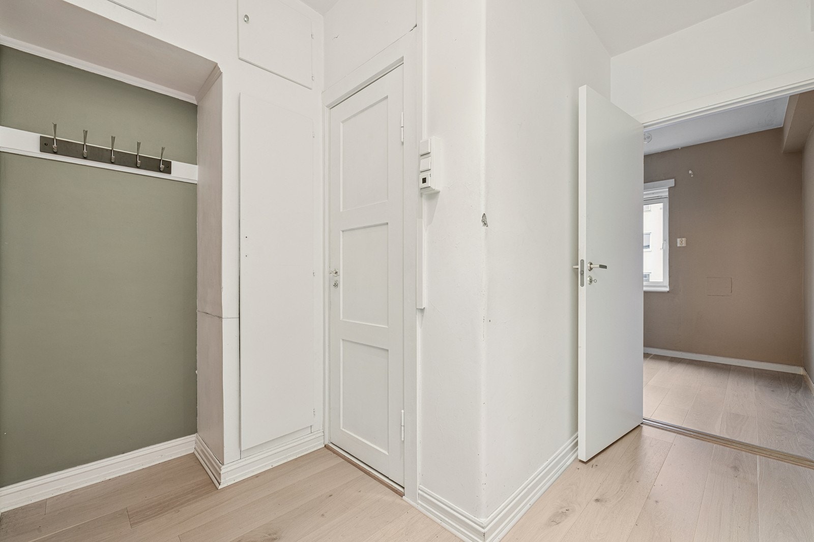 I gangen har man knaggrekke og integrert skap. Galleribilde